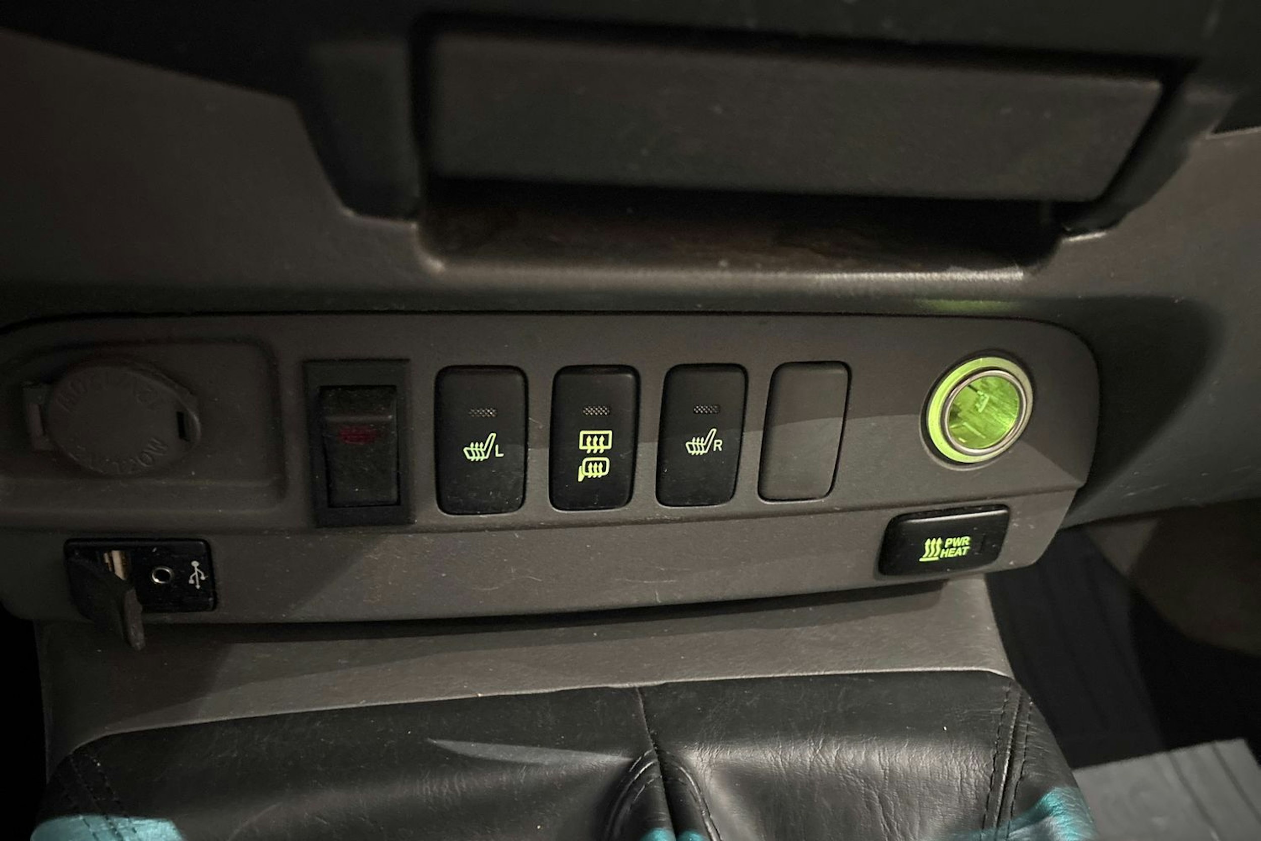 harmaa Toyota Hilux 2012 kuva 20.