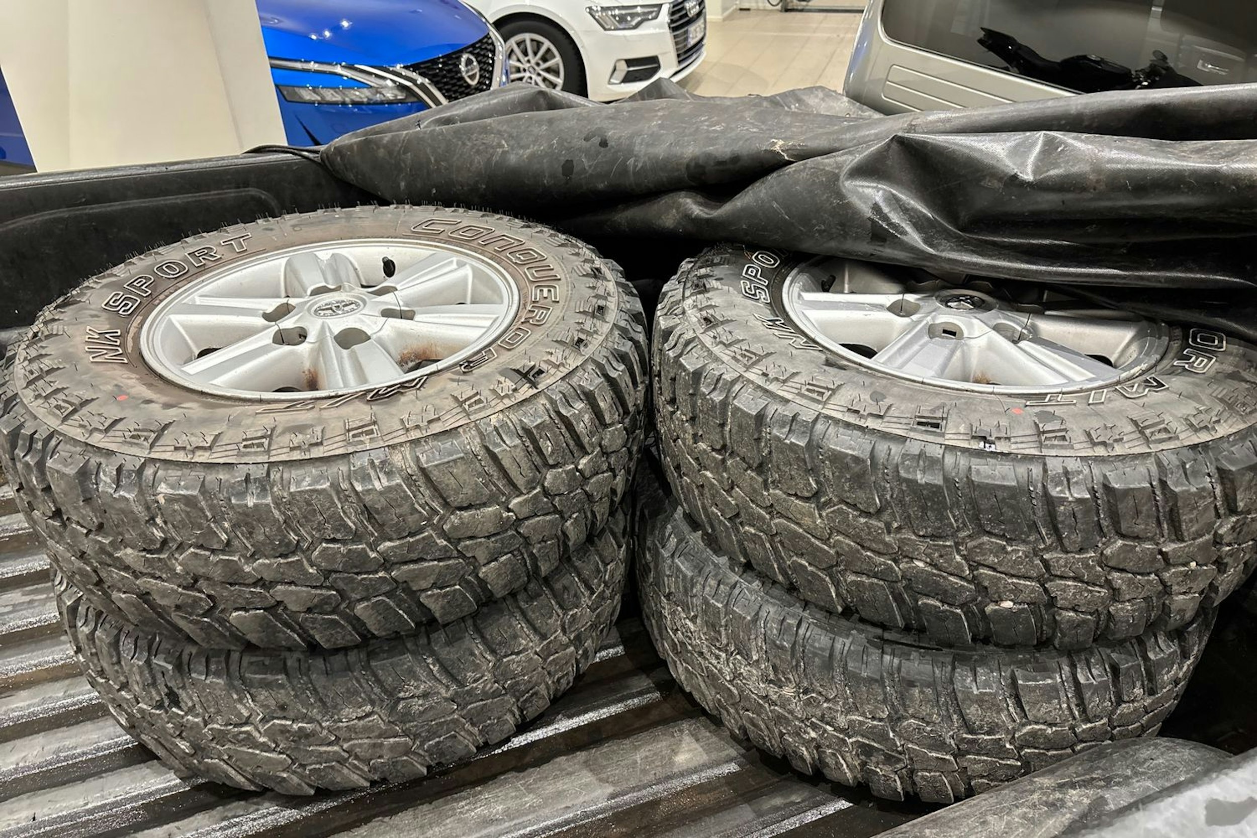 harmaa Toyota Hilux 2012 kuva 21.