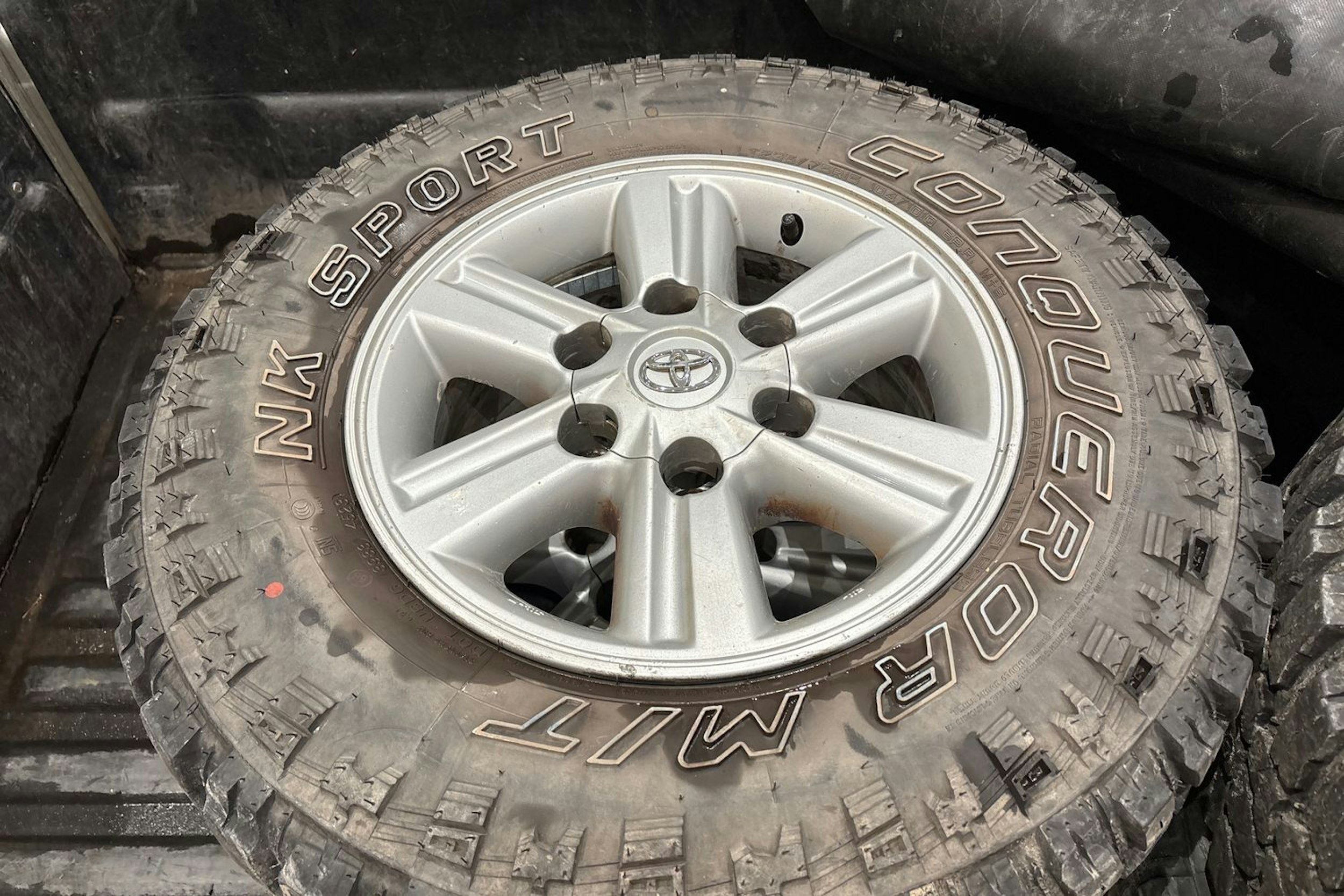 harmaa Toyota Hilux 2012 kuva 22.