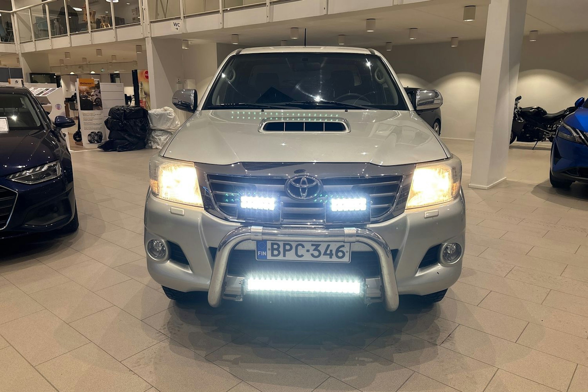 harmaa Toyota Hilux 2012 kuva 23.