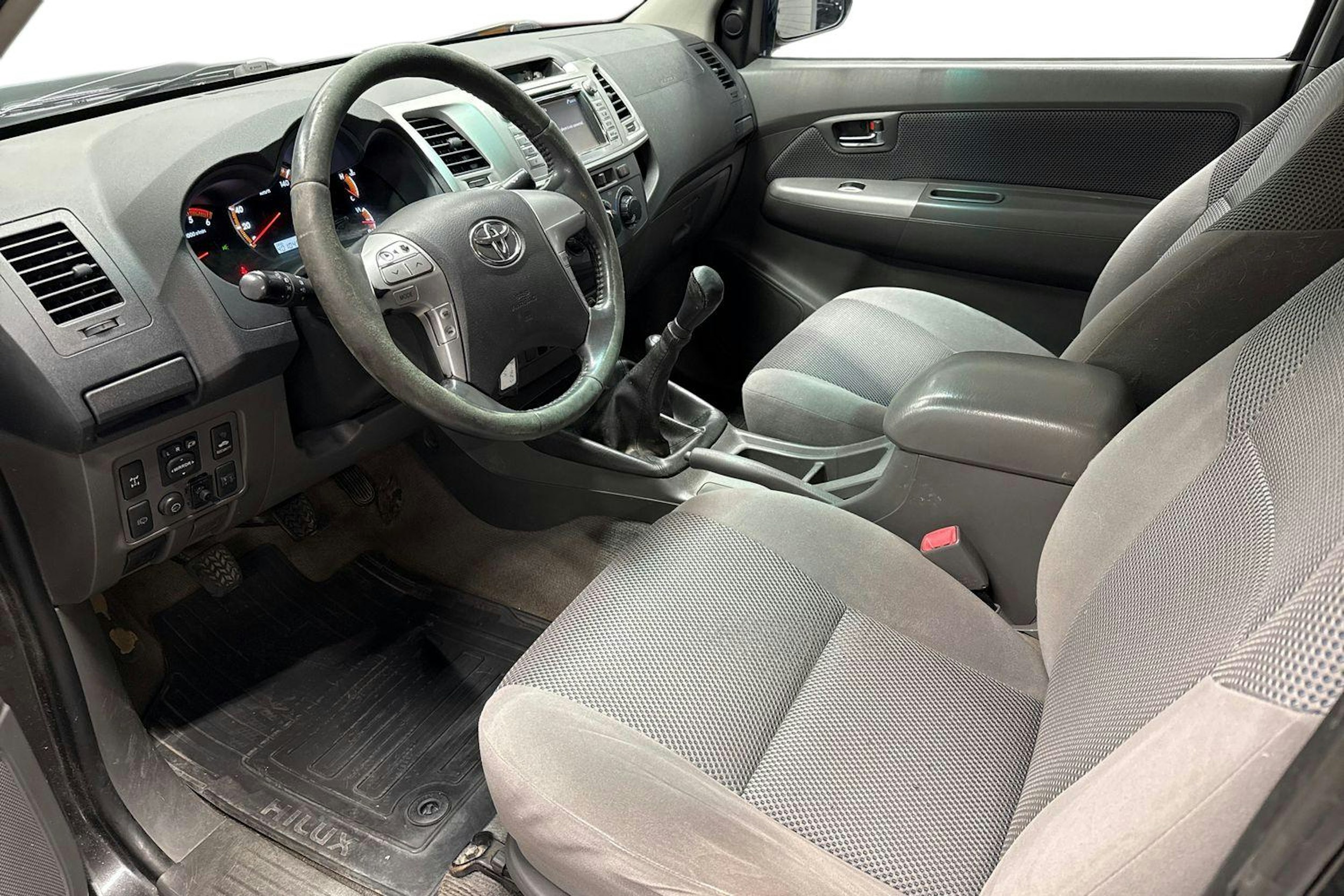 musta Toyota Hilux 2012 kuva 6.