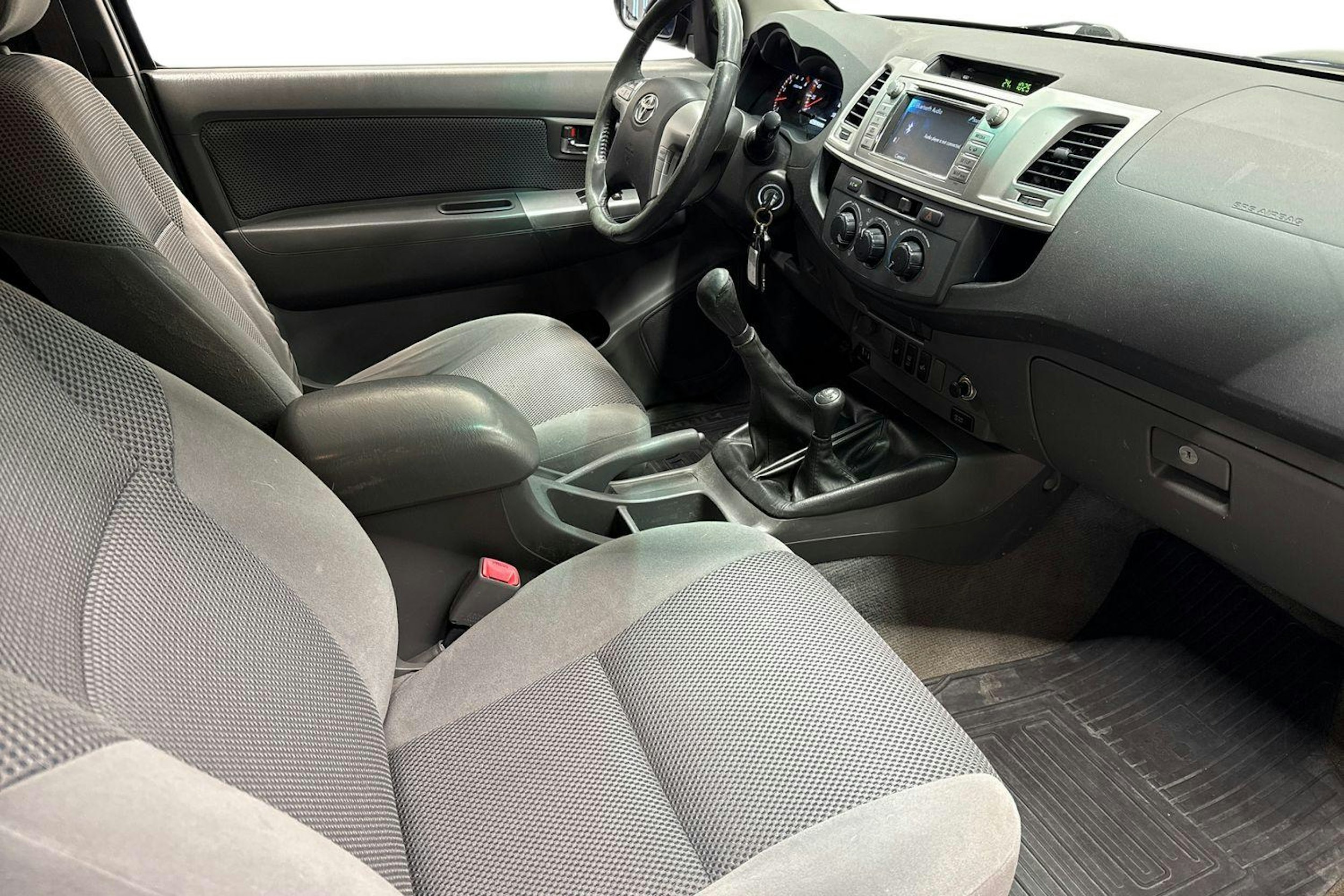 musta Toyota Hilux 2012 kuva 8.