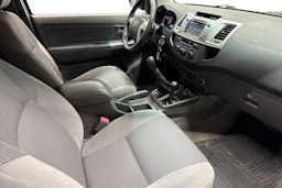 musta Toyota Hilux 2012 kuva 8.