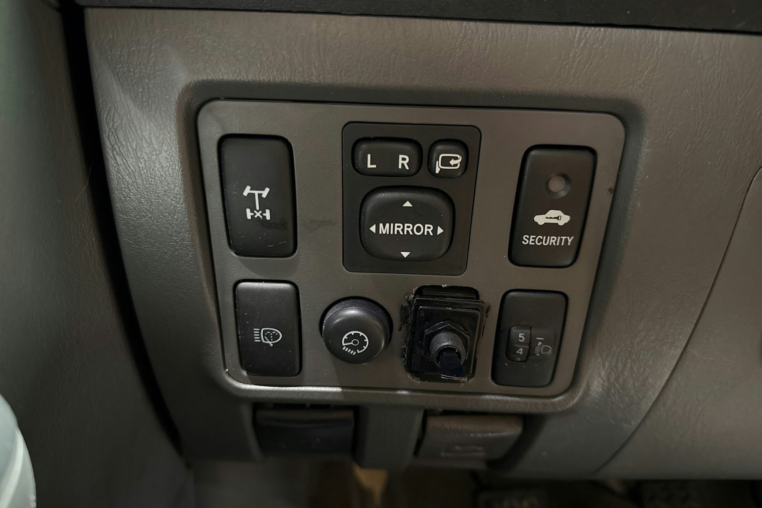musta Toyota Hilux 2012 kuva 11.