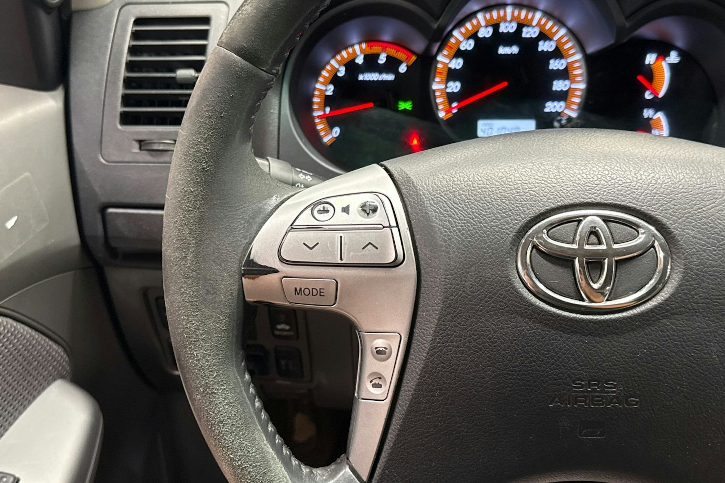 musta Toyota Hilux 2012 kuva 12.