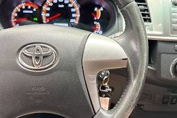 musta Toyota Hilux 2012 kuva 13.