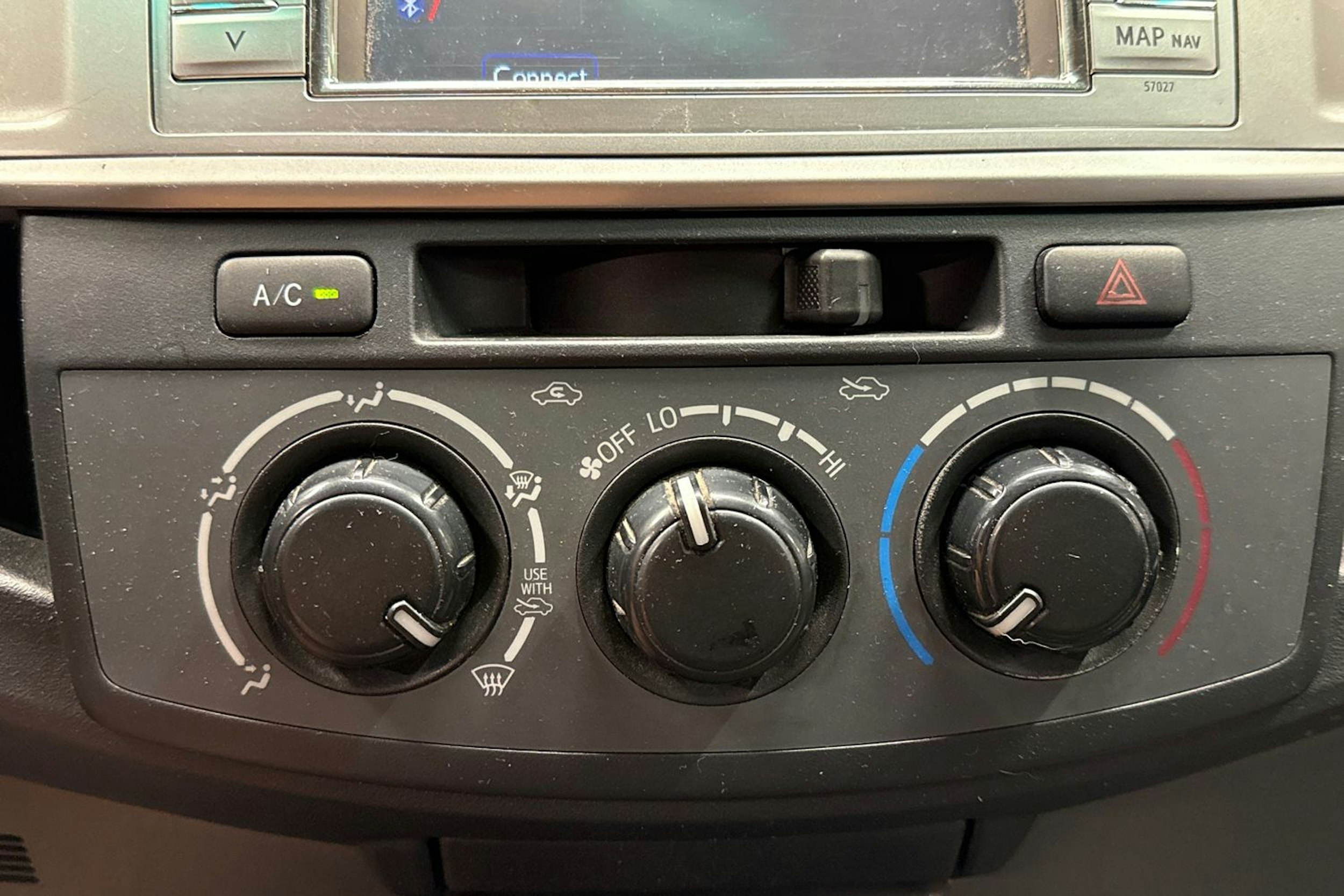 musta Toyota Hilux 2012 kuva 15.