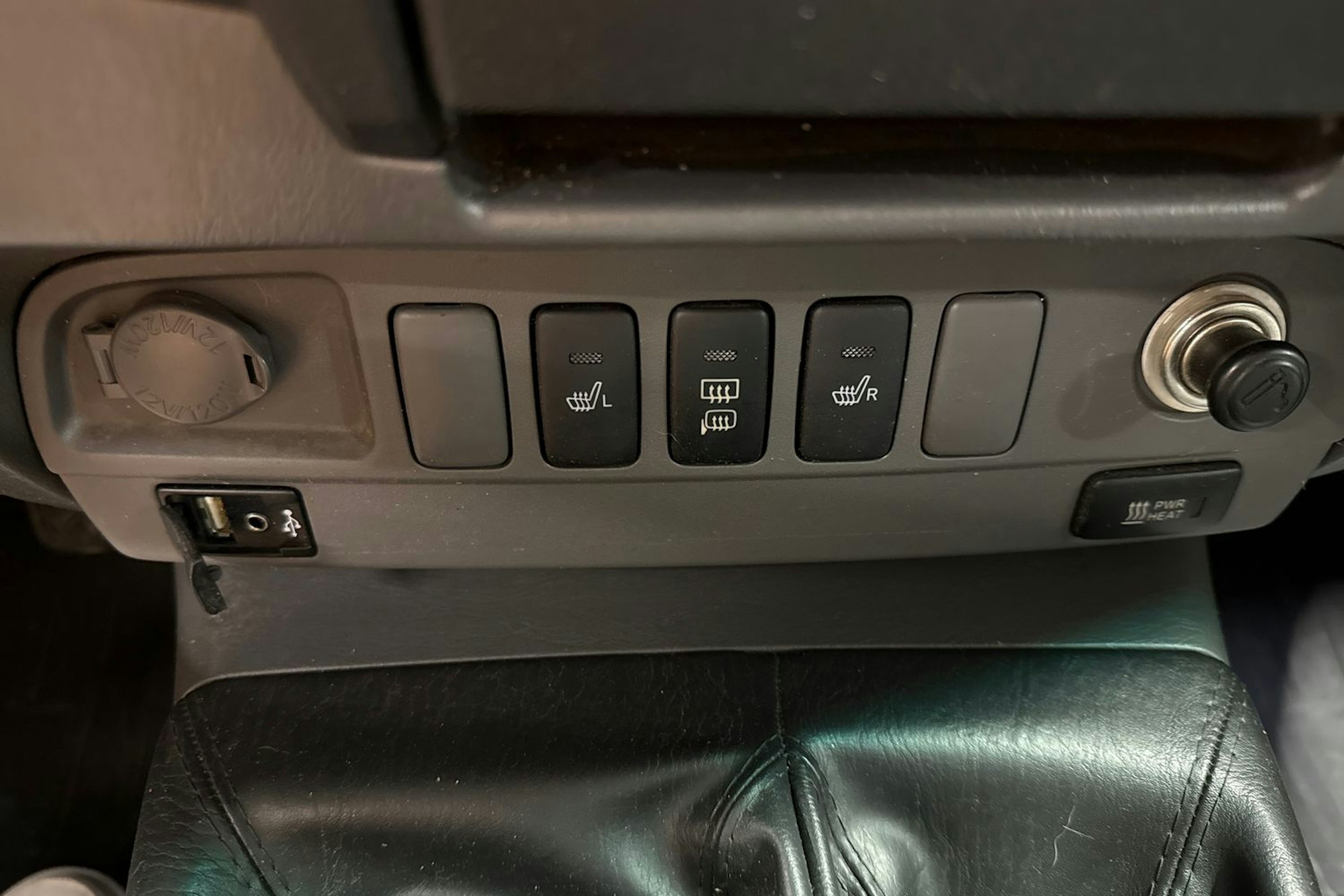 musta Toyota Hilux 2012 kuva 16.
