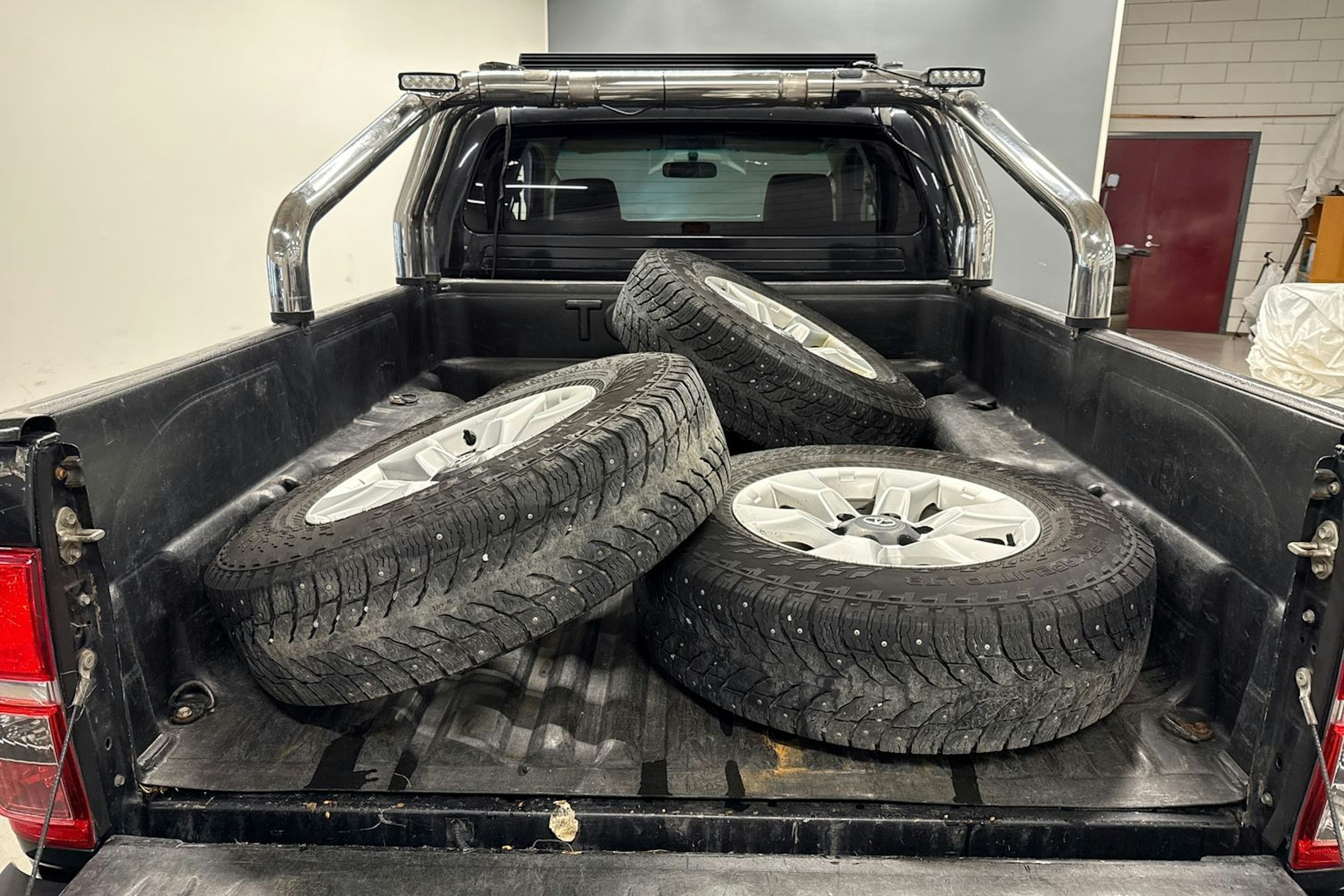 musta Toyota Hilux 2012 kuva 20.