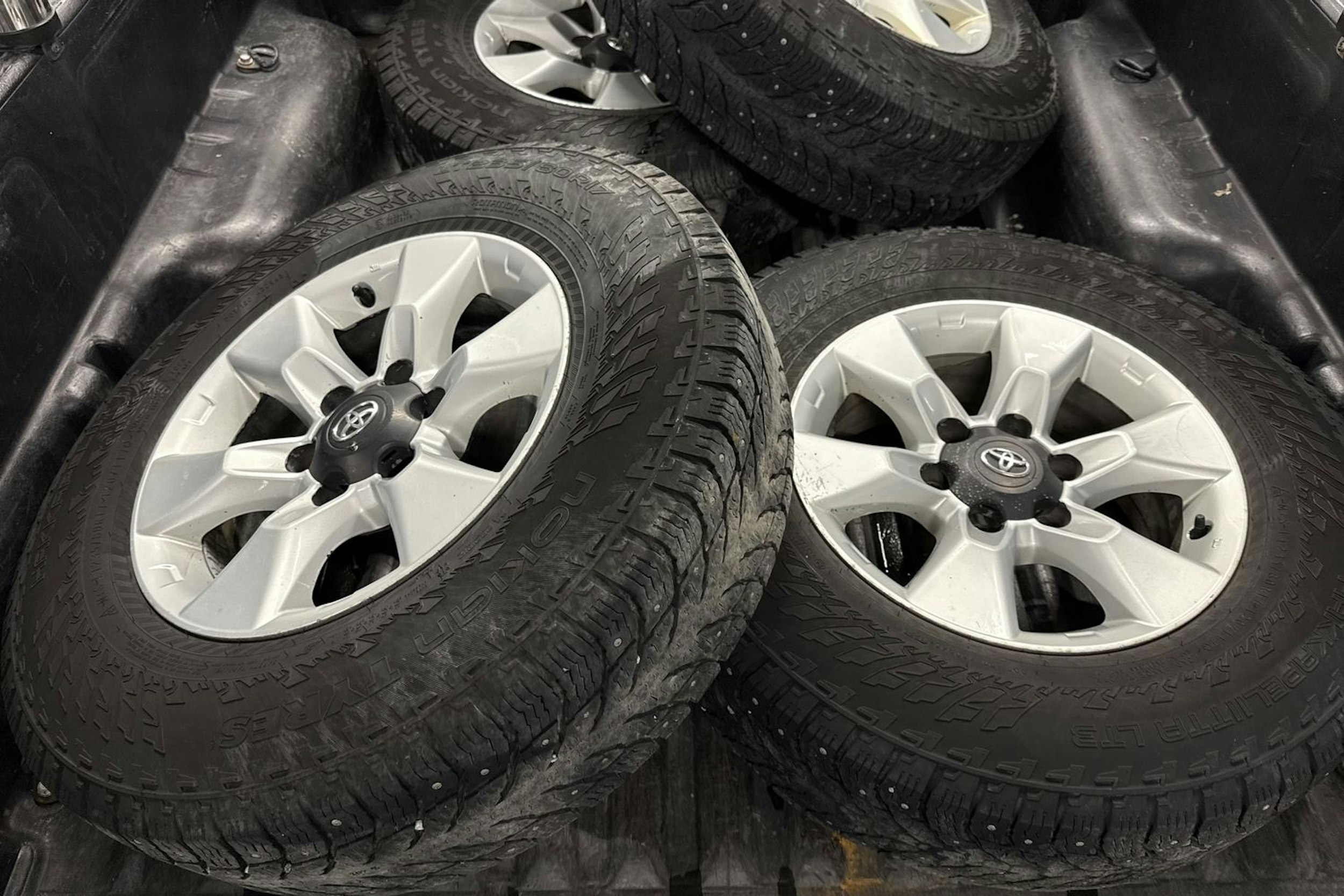 musta Toyota Hilux 2012 kuva 21.