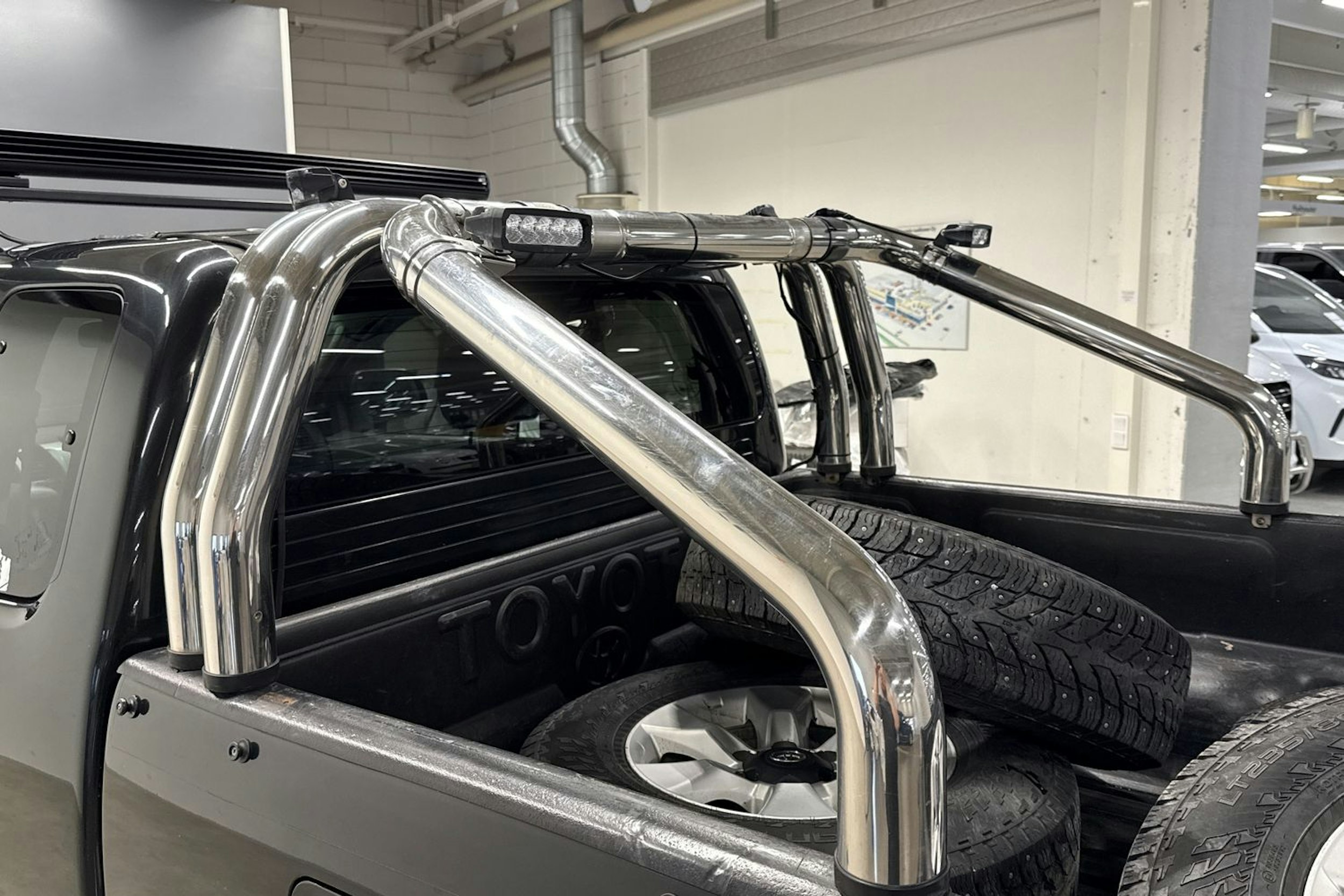 musta Toyota Hilux 2012 kuva 22.
