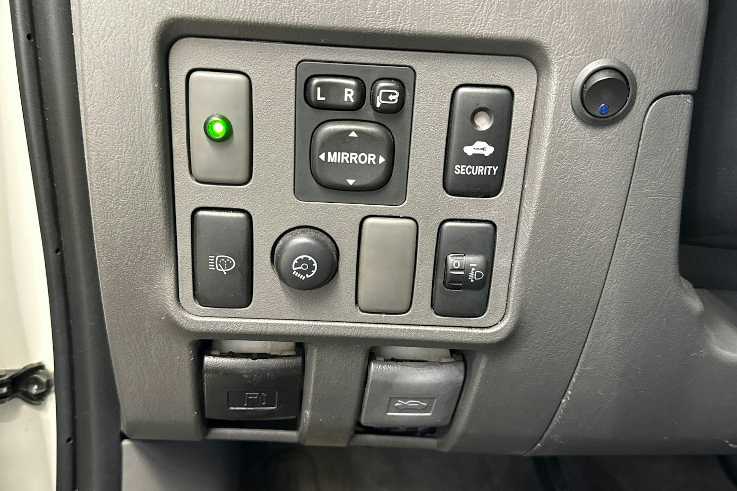 valkoinen Toyota Hilux 2012 kuva 14.