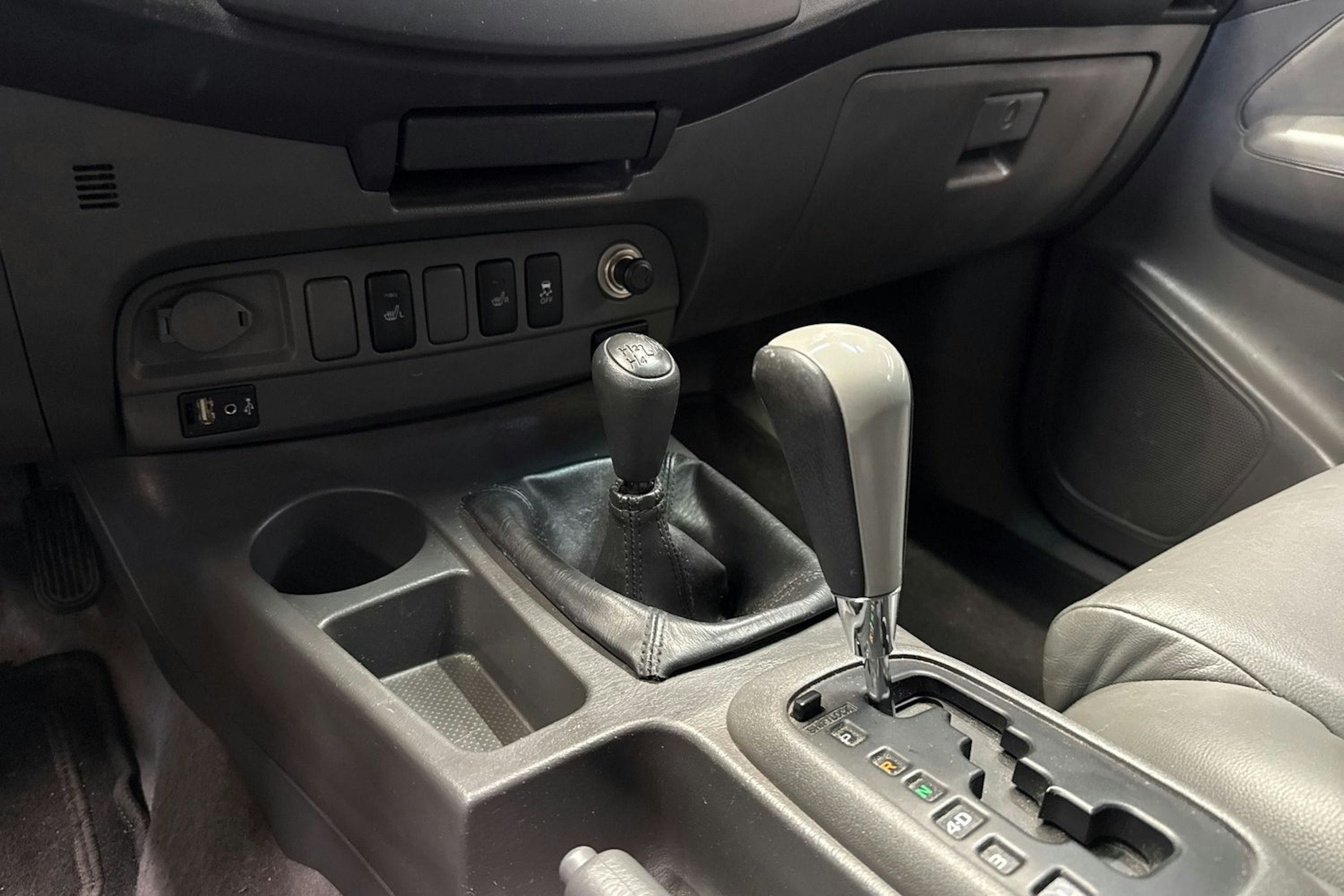 valkoinen Toyota Hilux 2012 kuva 17.