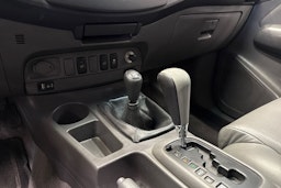 valkoinen Toyota Hilux 2012 kuva 17.
