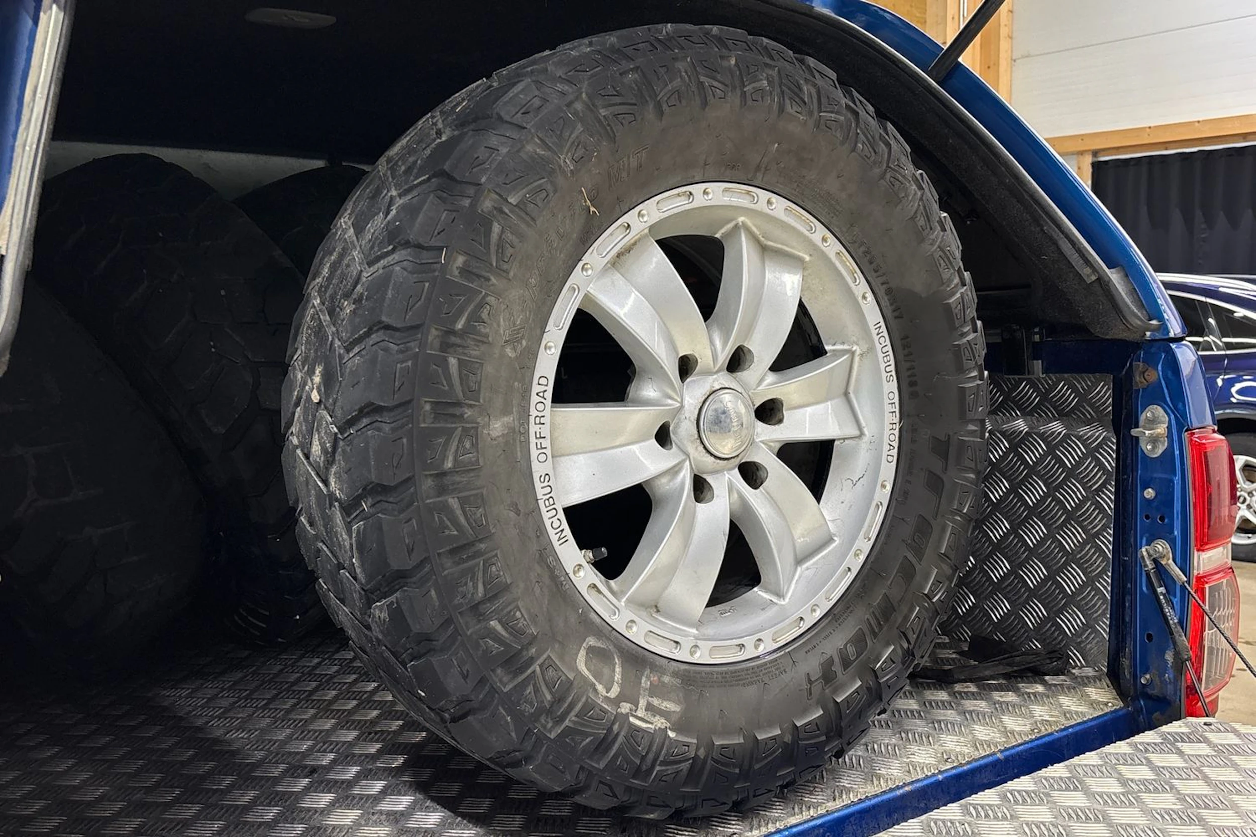 sininen Toyota Hilux 2012 kuva 13.