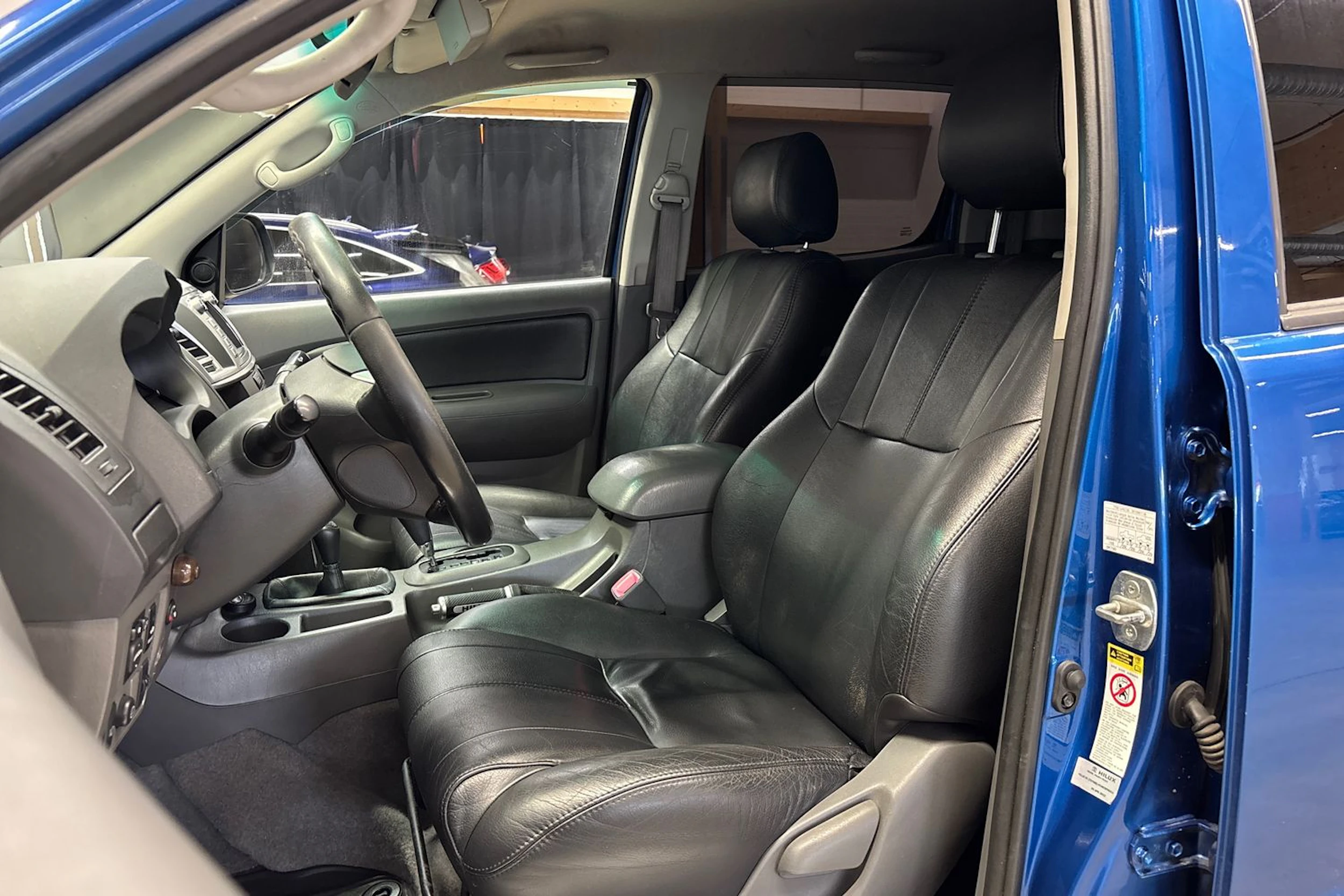 sininen Toyota Hilux 2012 kuva 16.