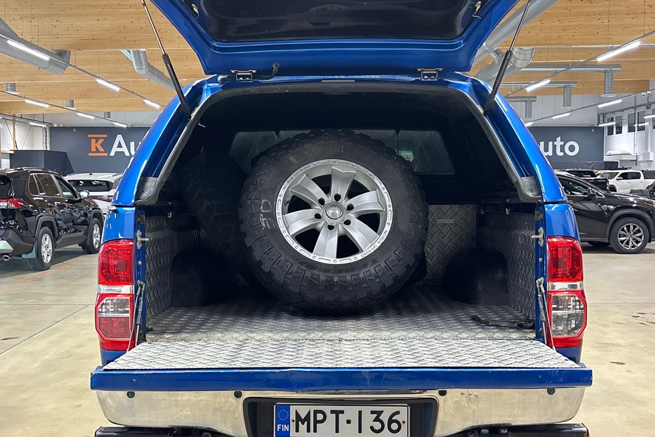 sininen Toyota Hilux 2012 kuva 29.