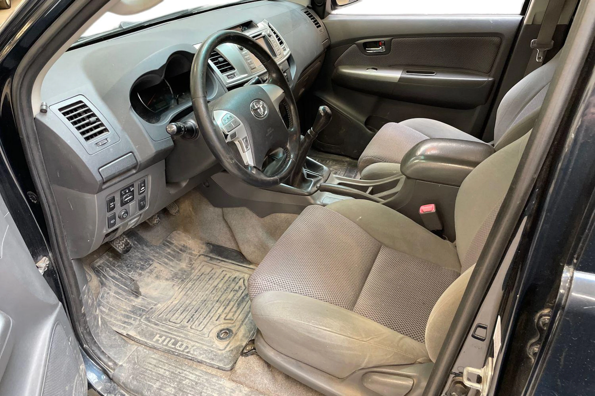 musta Toyota Hilux 2012 kuva 3.