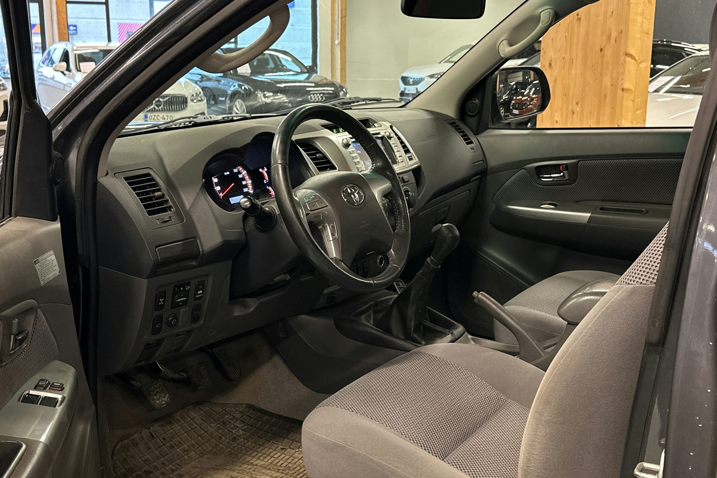 harmaa Toyota Hilux 2012 kuva 3.