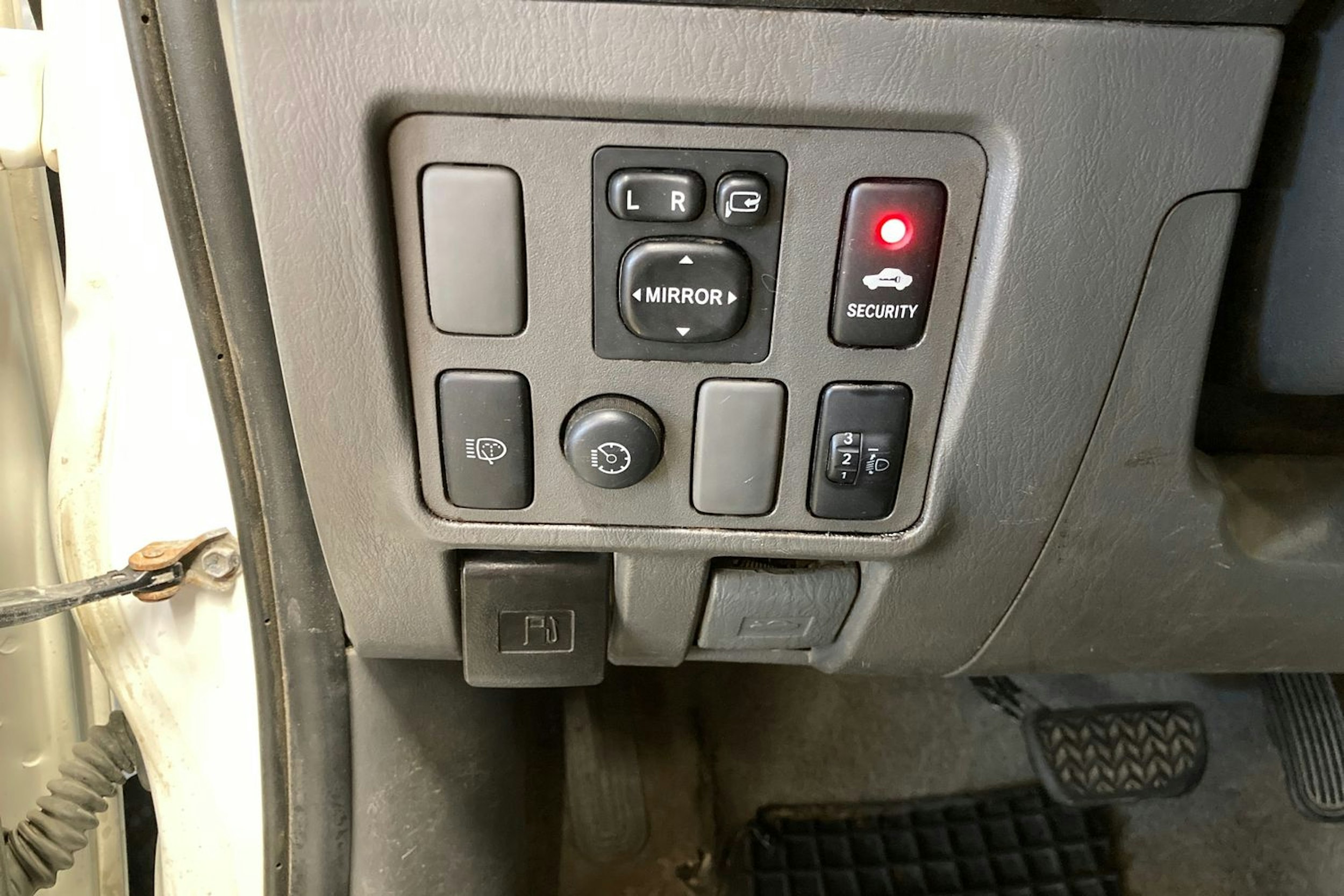 valkoinen Toyota Hilux 2013 kuva 11.