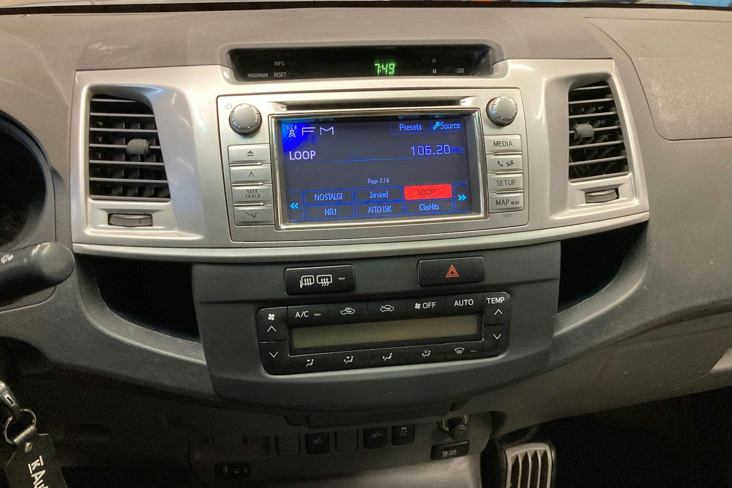 valkoinen Toyota Hilux 2013 kuva 15.