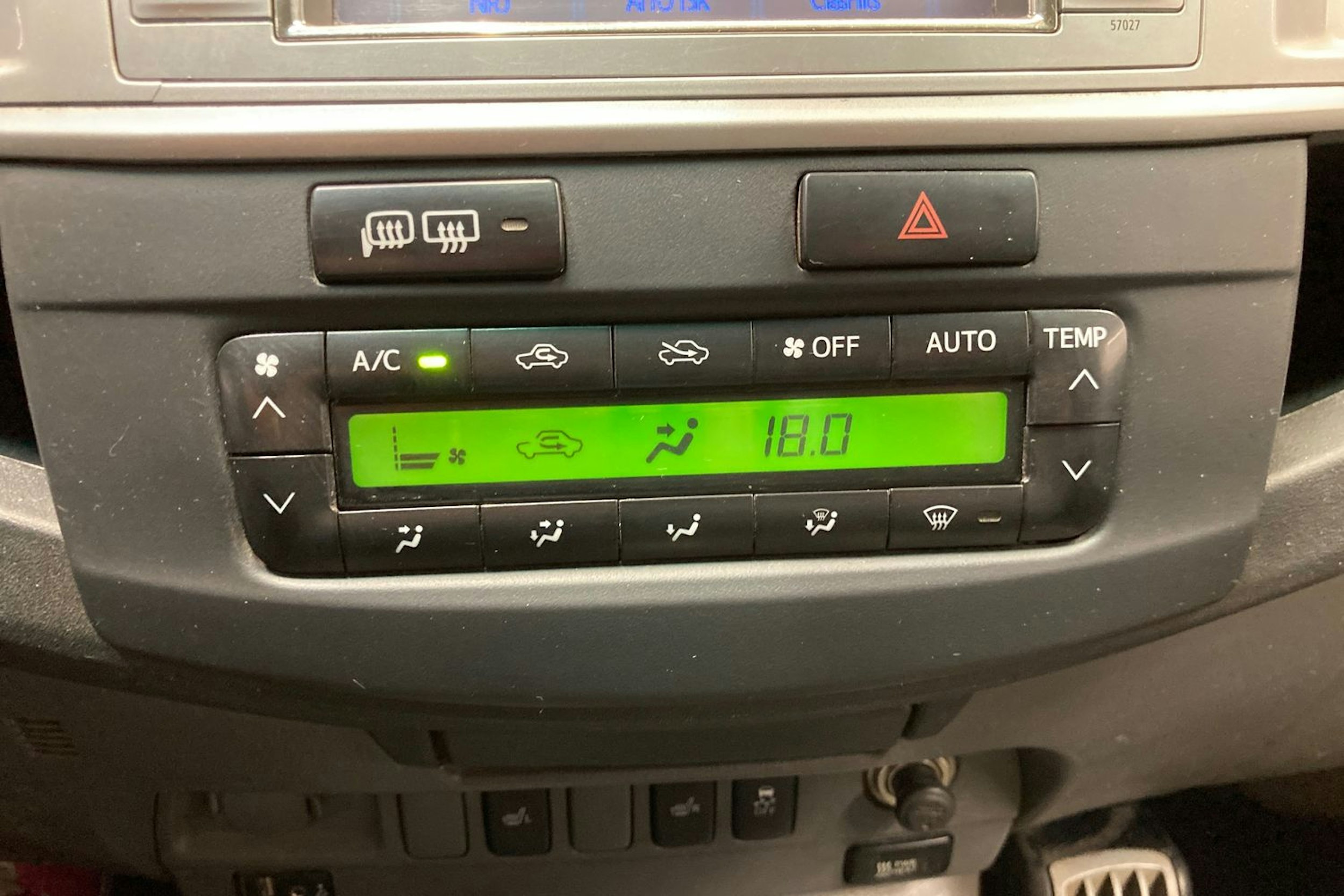 valkoinen Toyota Hilux 2013 kuva 17.
