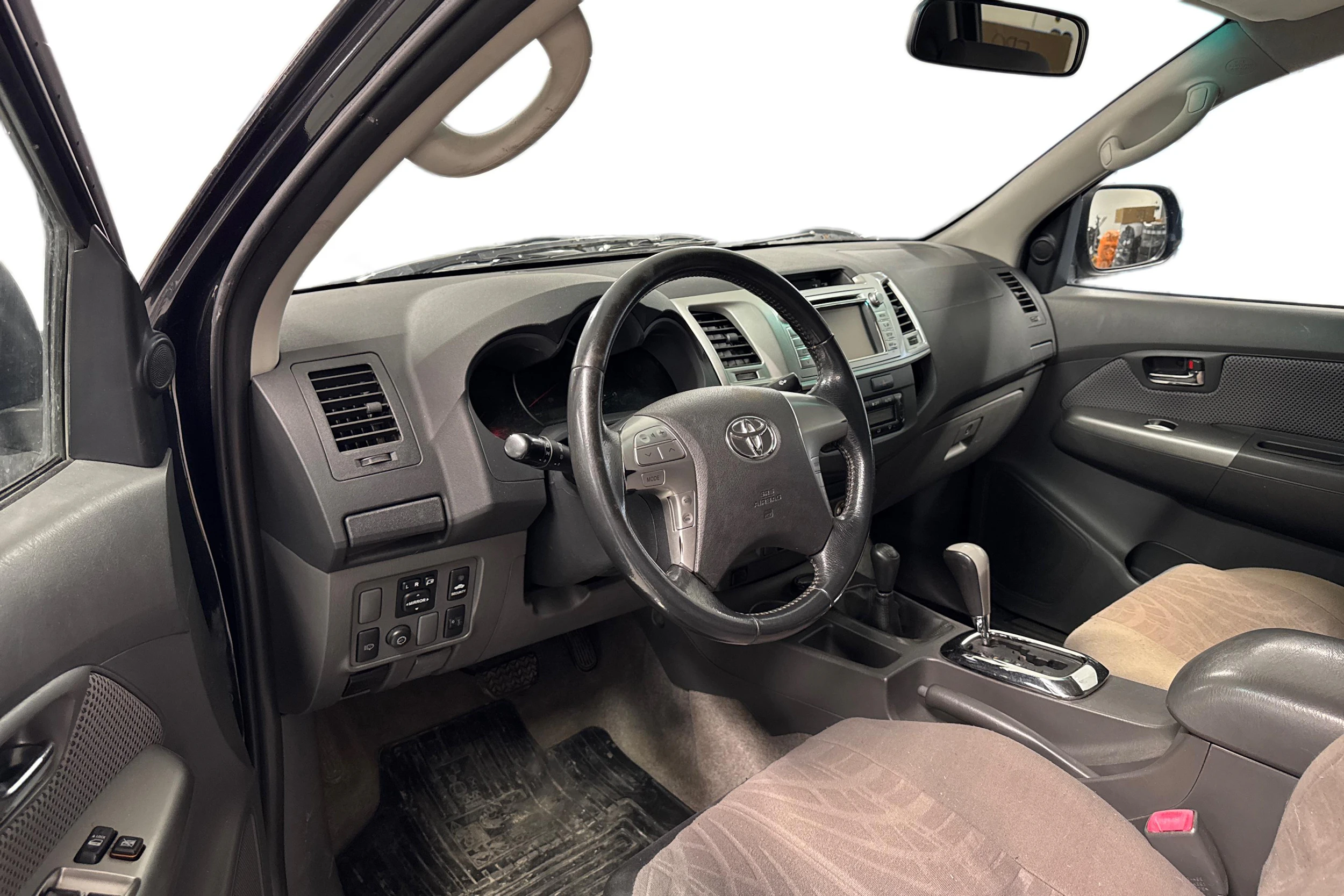 musta Toyota Hilux 2013 kuva 3.