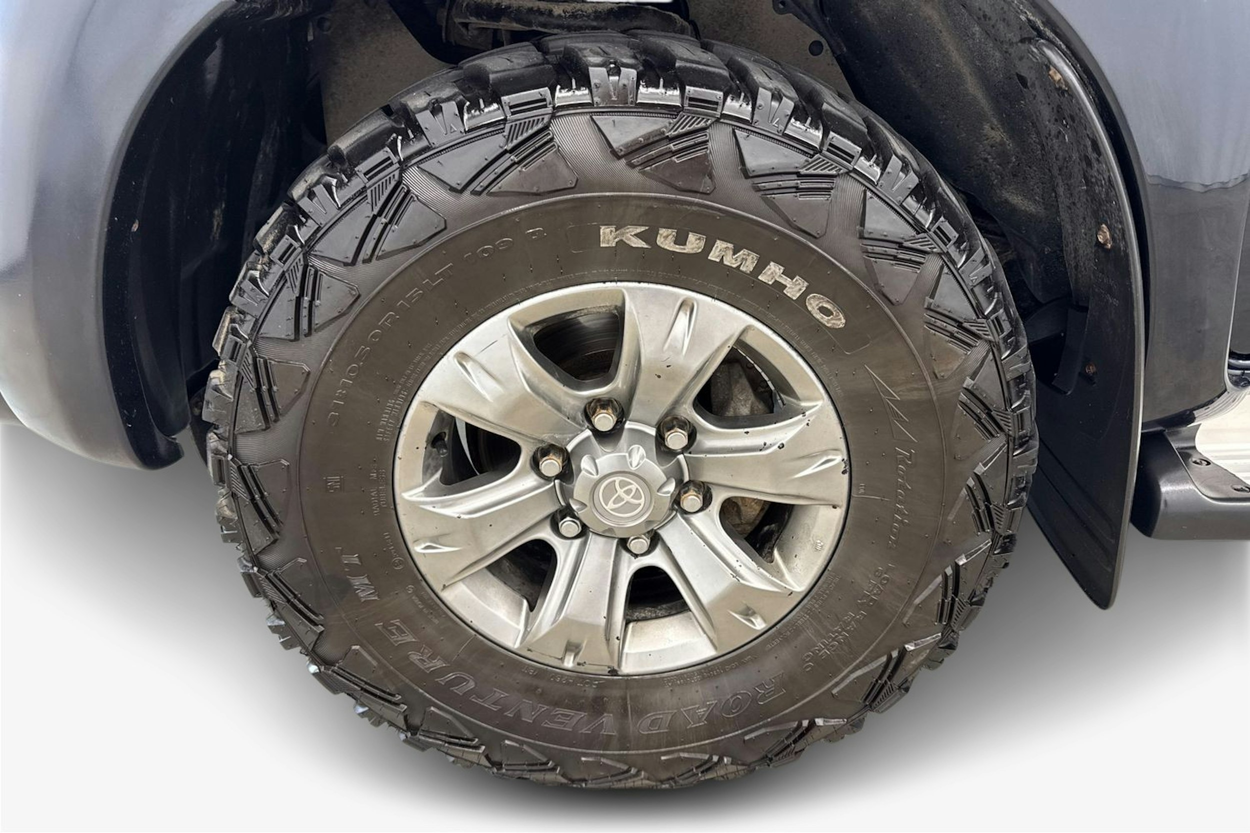 harmaa Toyota Hilux 2013 kuva 11.
