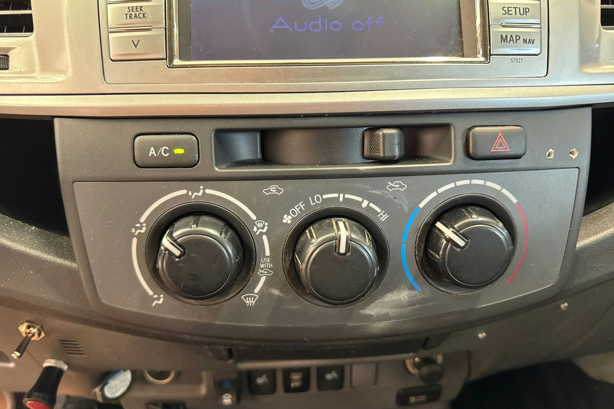 harmaa Toyota Hilux 2013 kuva 14.