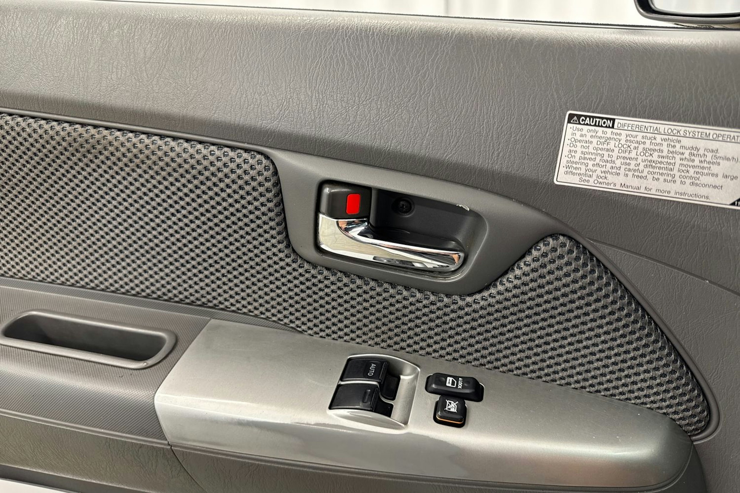 harmaa Toyota Hilux 2013 kuva 17.