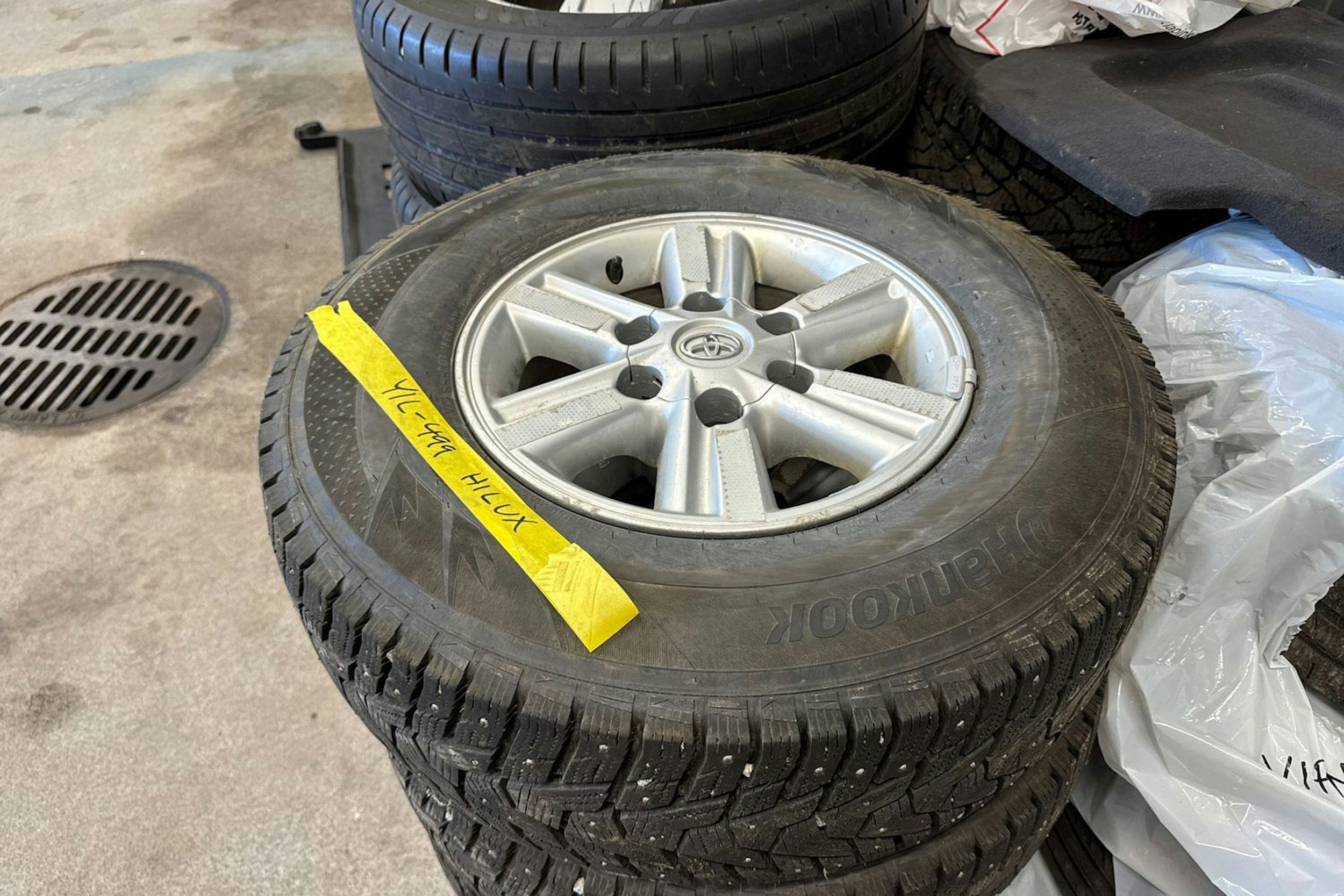 harmaa Toyota Hilux 2013 kuva 21.