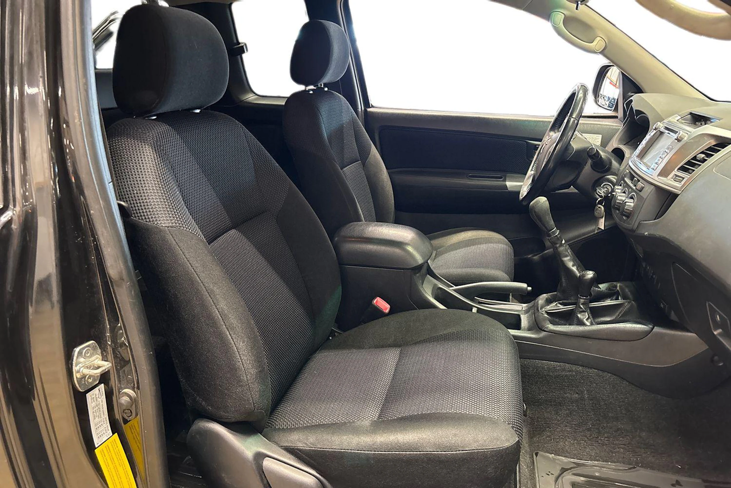musta Toyota Hilux 2014 kuva 11.