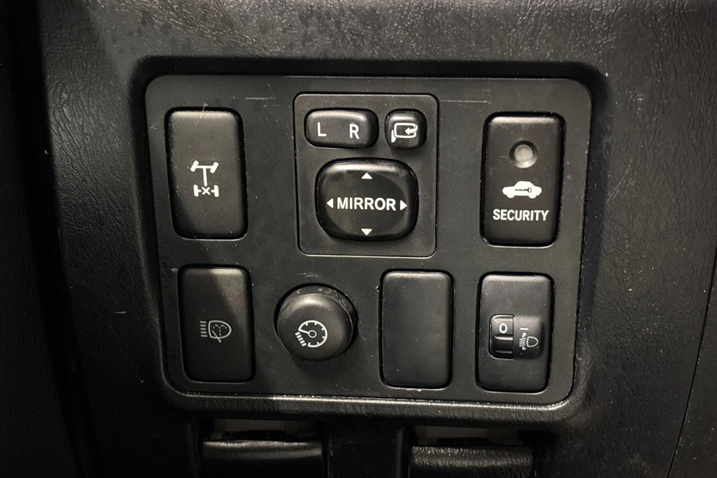 musta Toyota Hilux 2014 kuva 15.