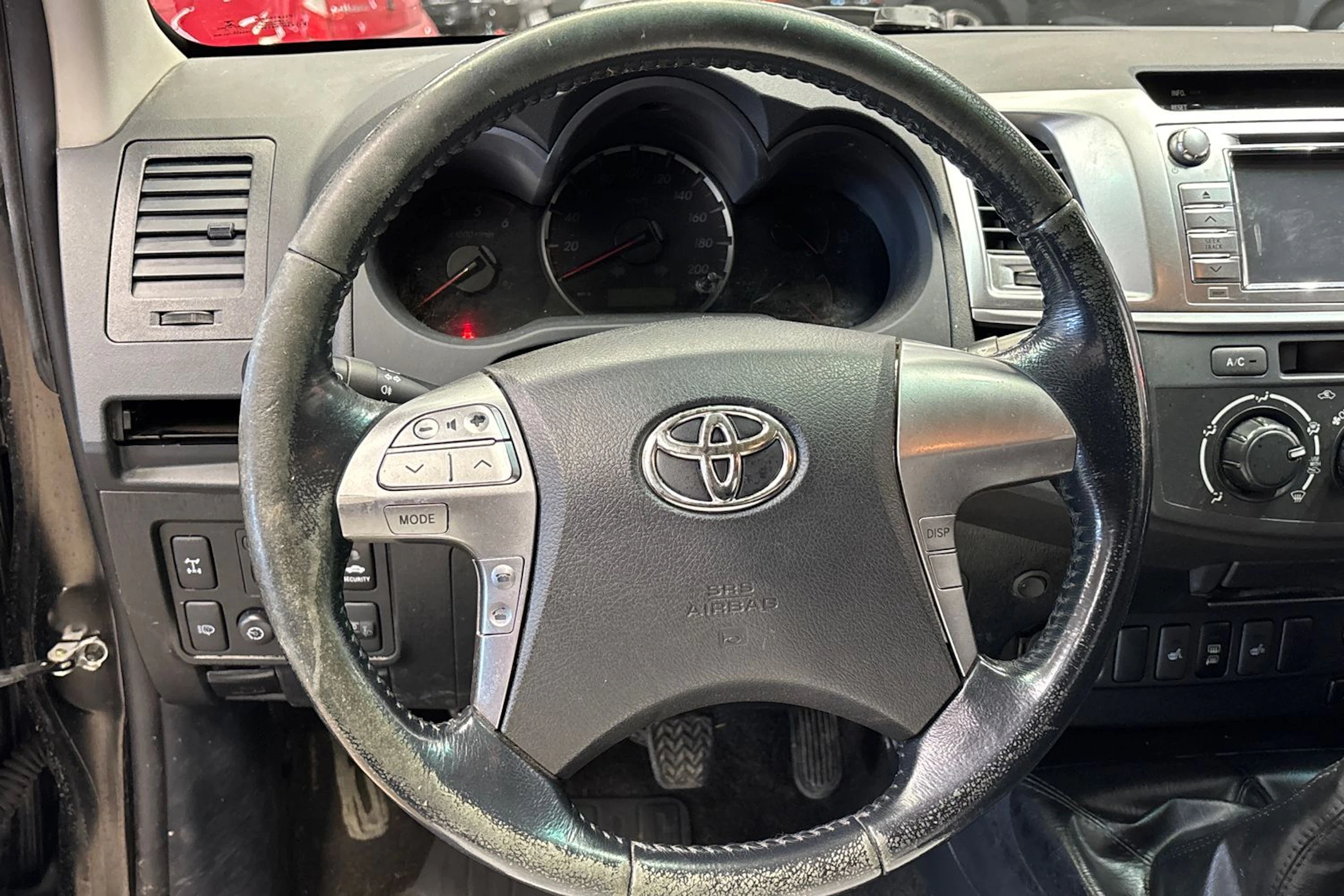musta Toyota Hilux 2014 kuva 16.