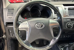 musta Toyota Hilux 2014 kuva 16.