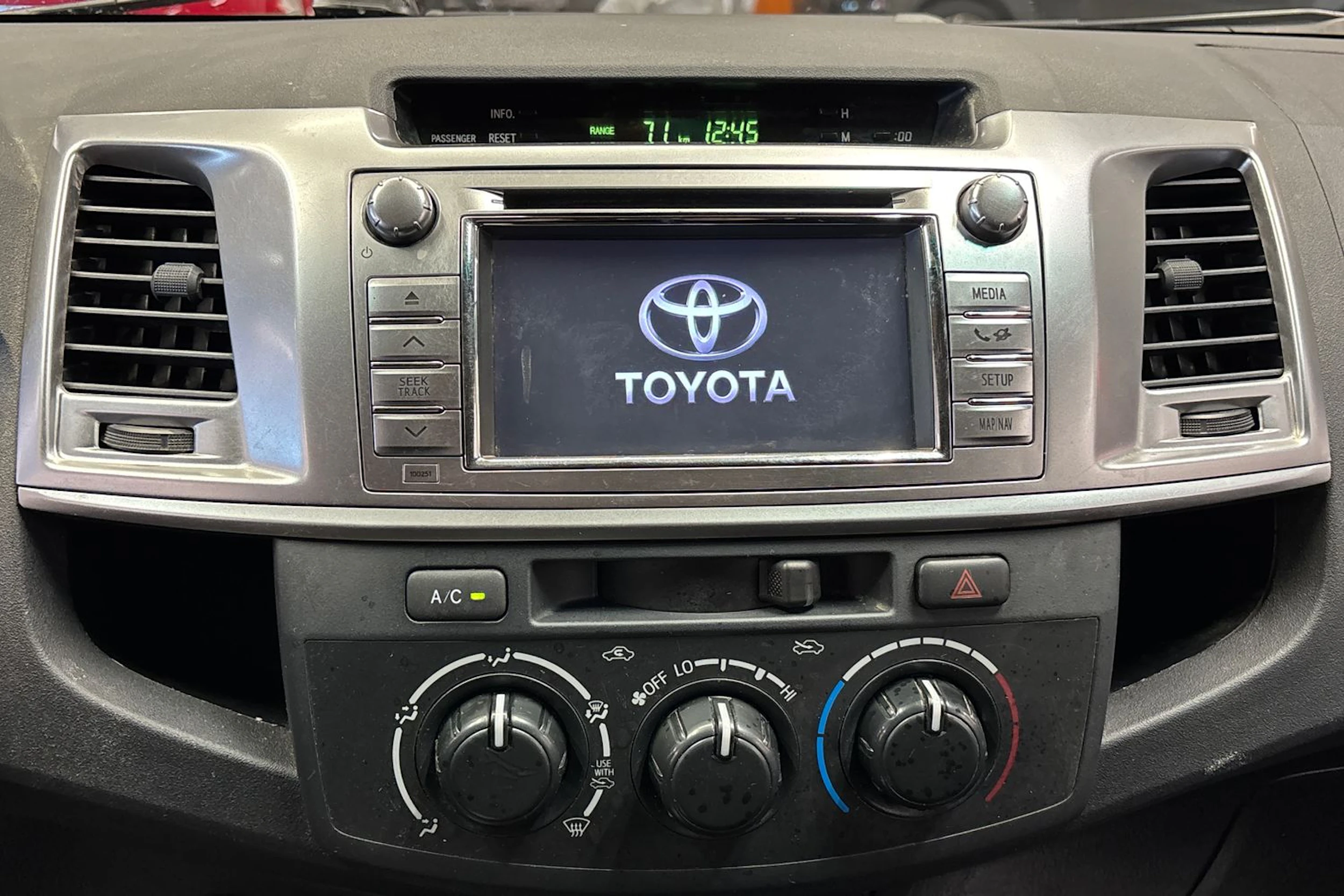 musta Toyota Hilux 2014 kuva 17.