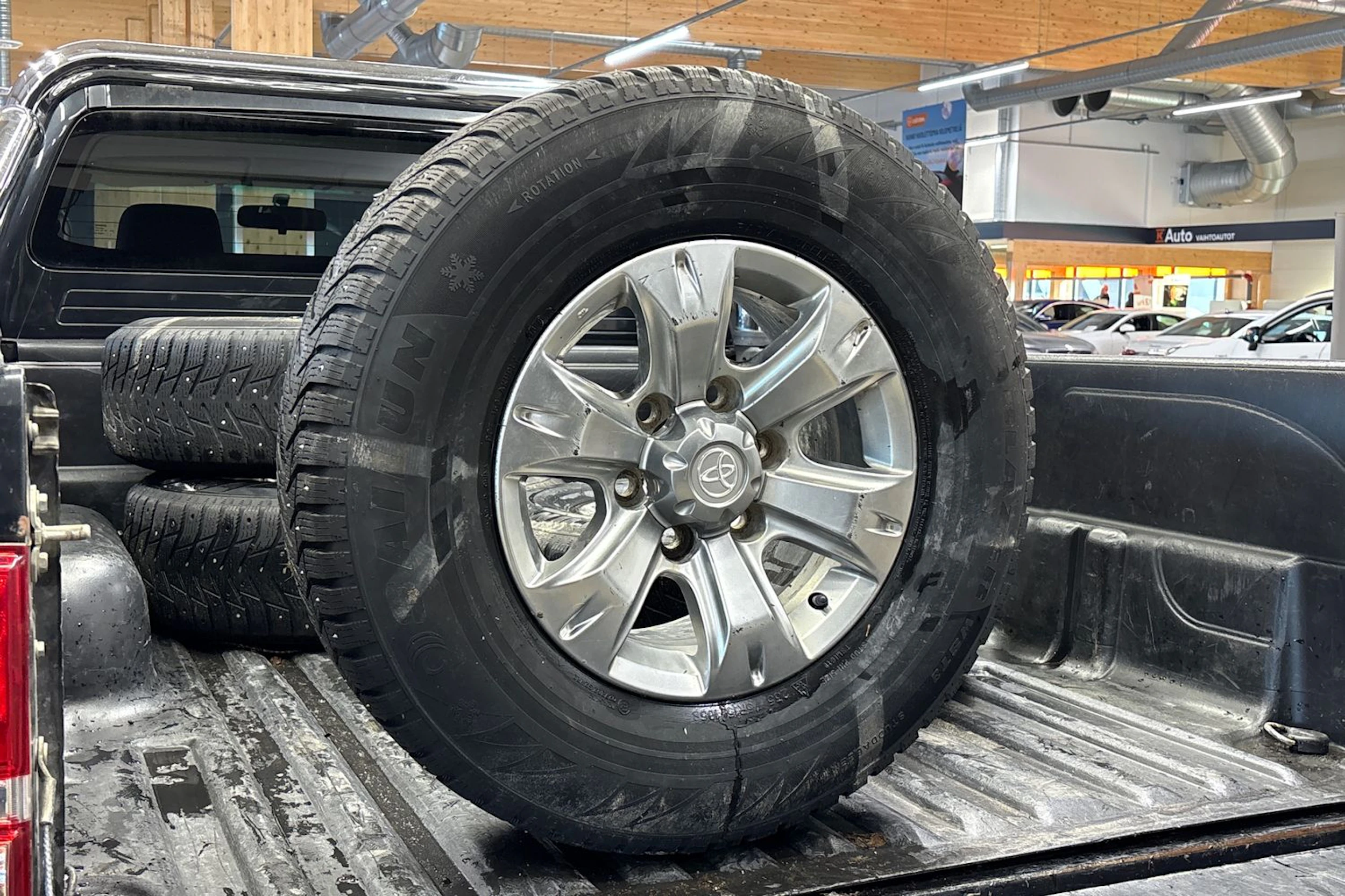 musta Toyota Hilux 2014 kuva 20.