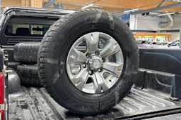 musta Toyota Hilux 2014 kuva 20.