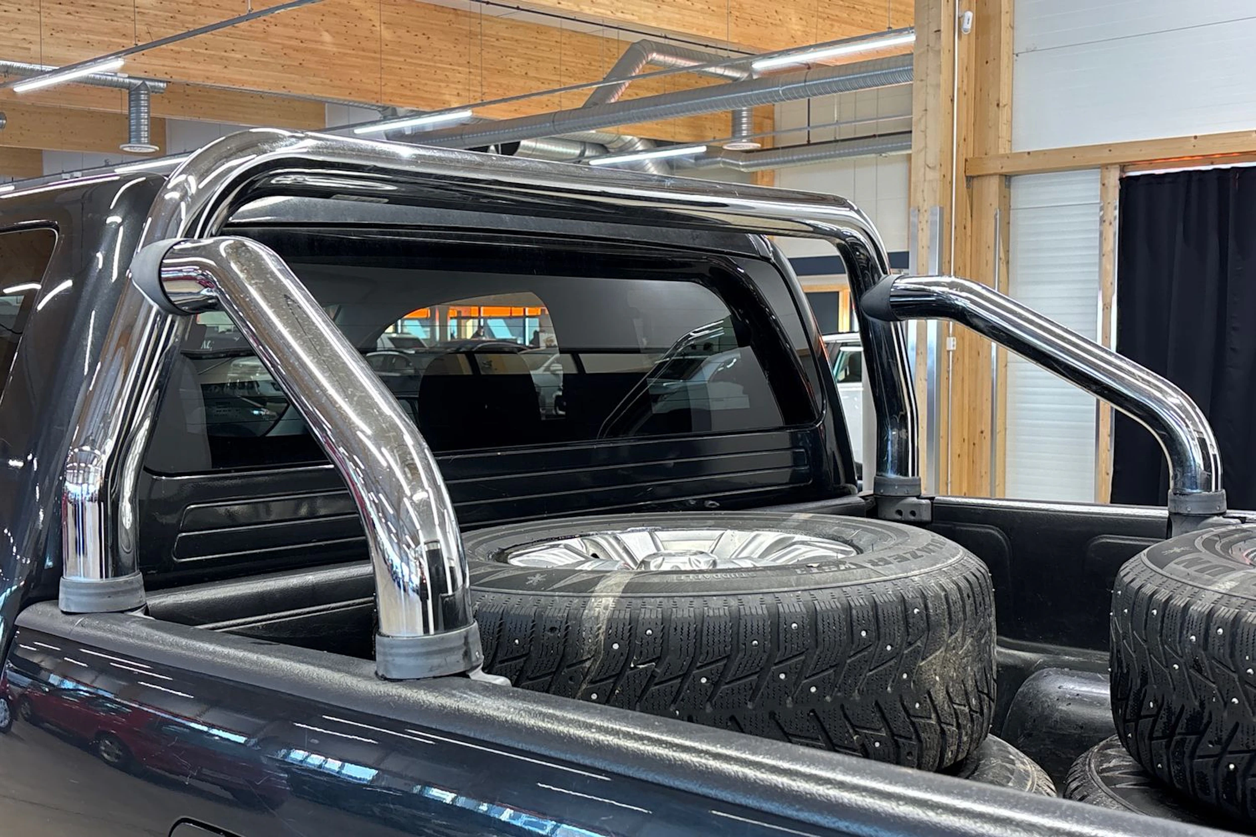 musta Toyota Hilux 2014 kuva 22.
