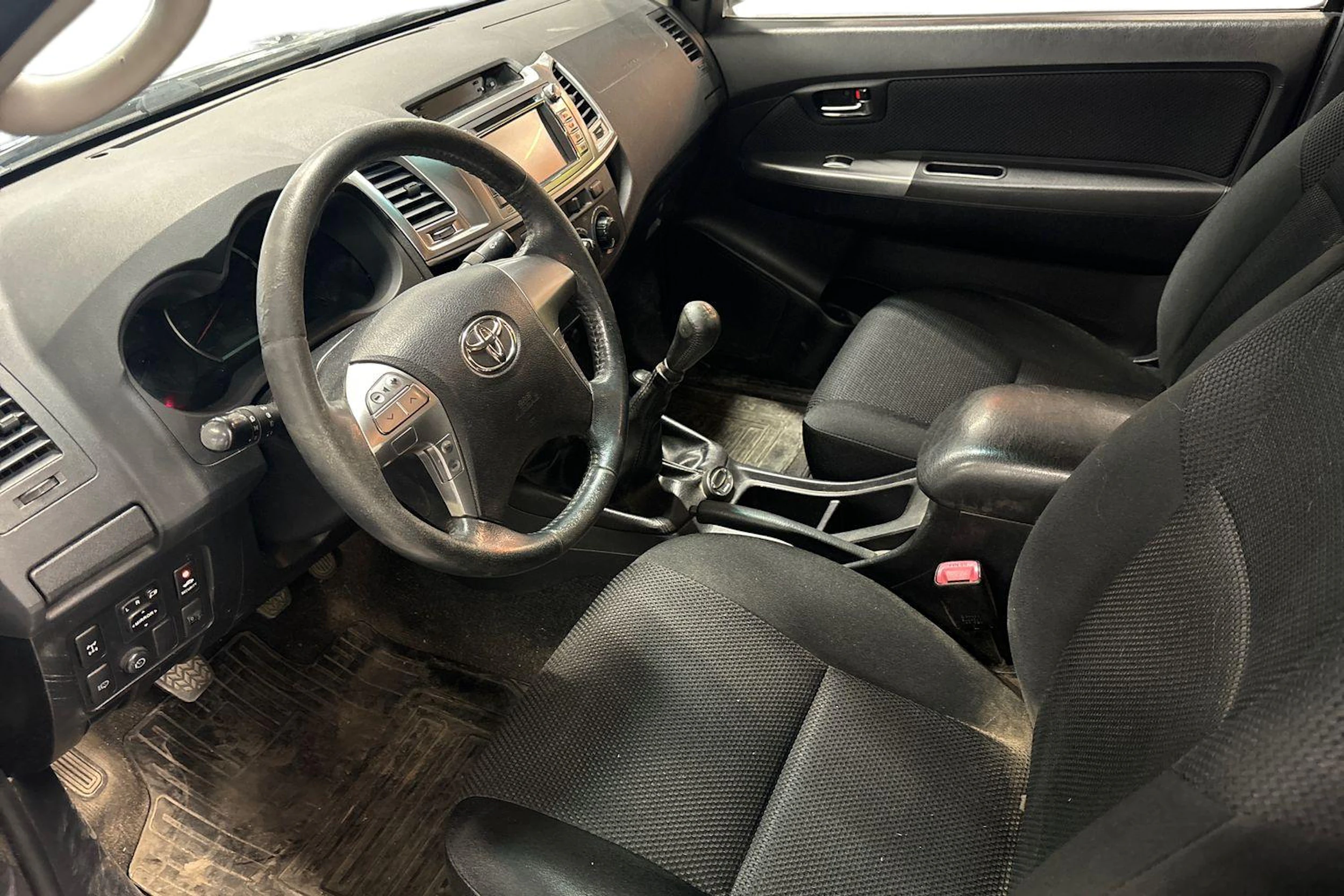 harmaa Toyota Hilux 2014 kuva 3.