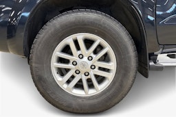 harmaa Toyota Hilux 2014 kuva 11.