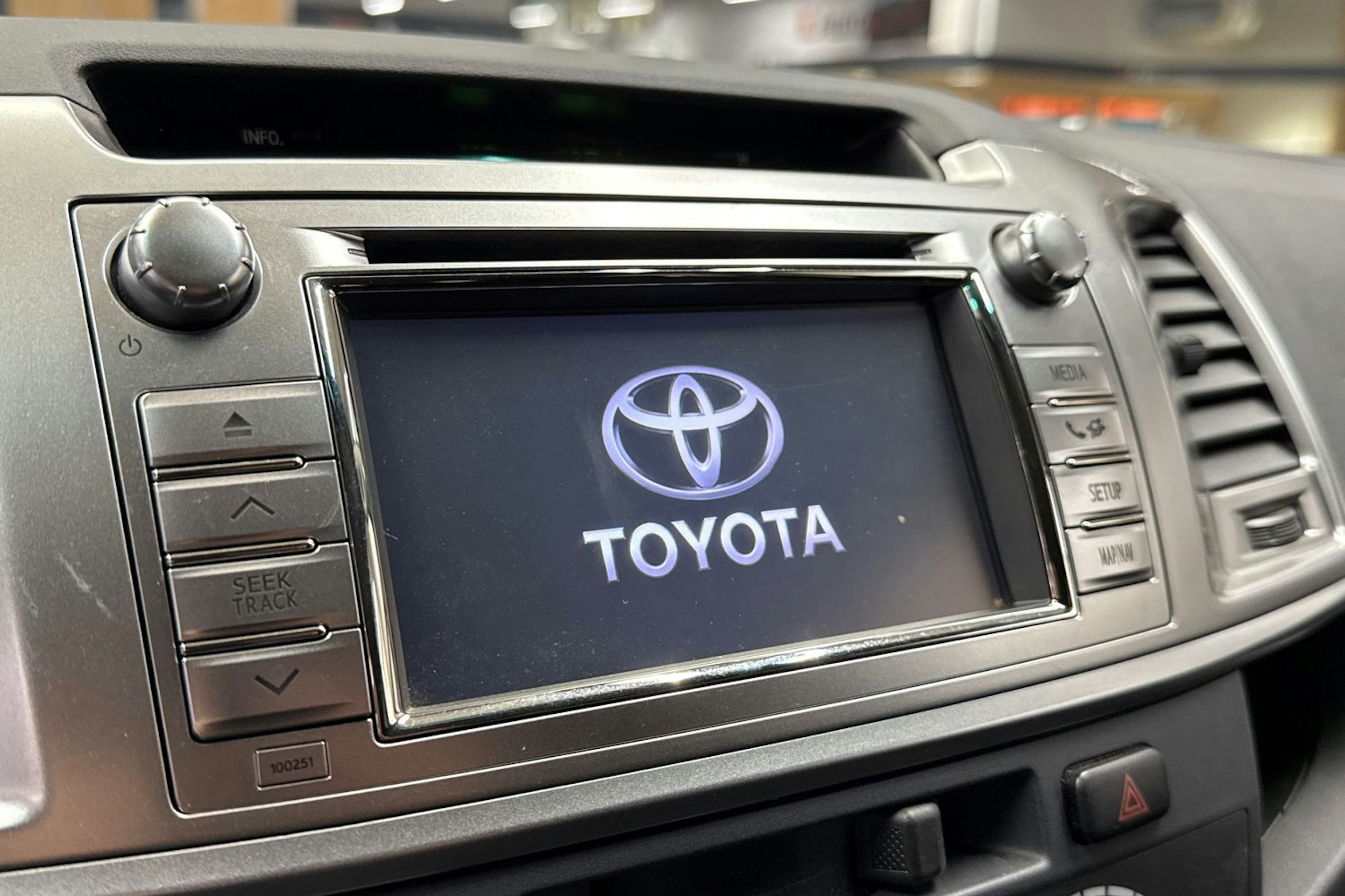 harmaa Toyota Hilux 2014 kuva 17.