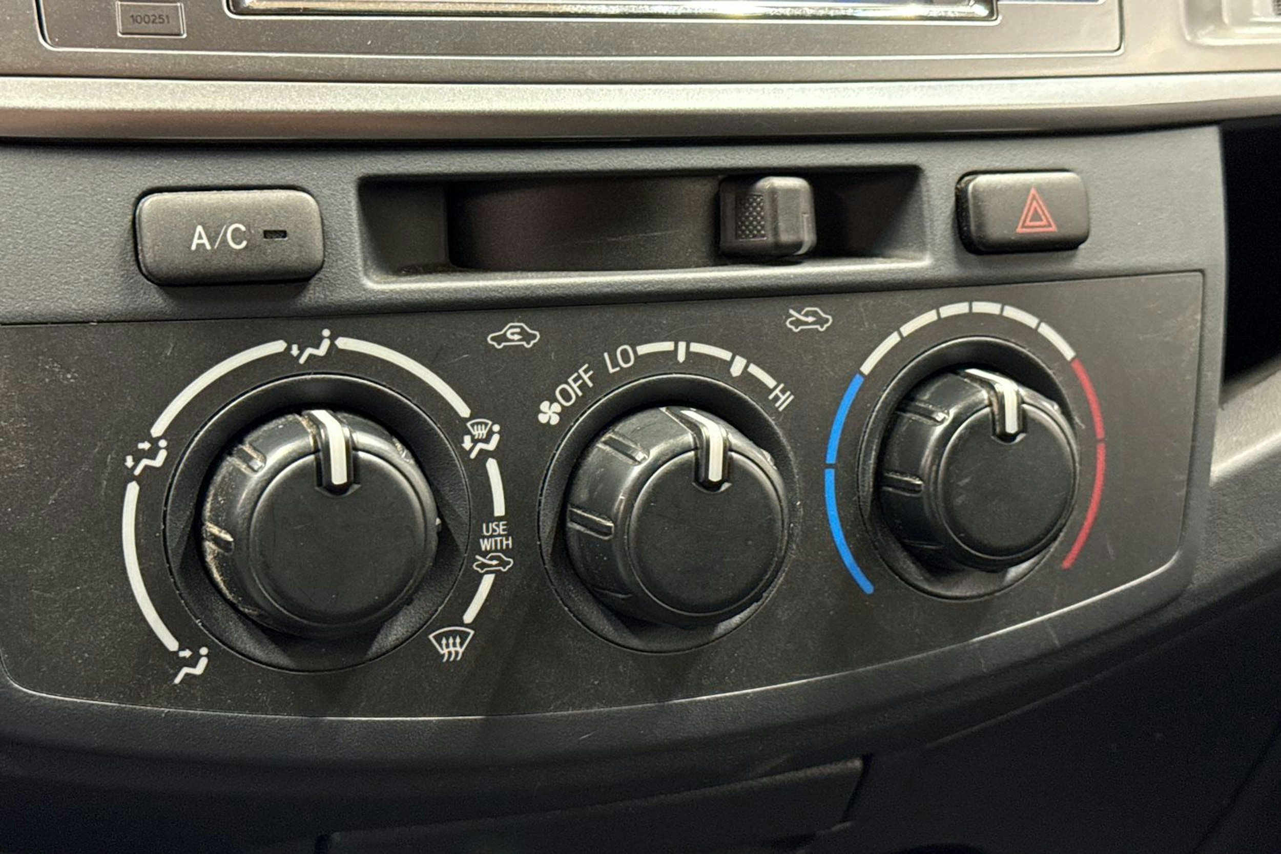 harmaa Toyota Hilux 2014 kuva 21.