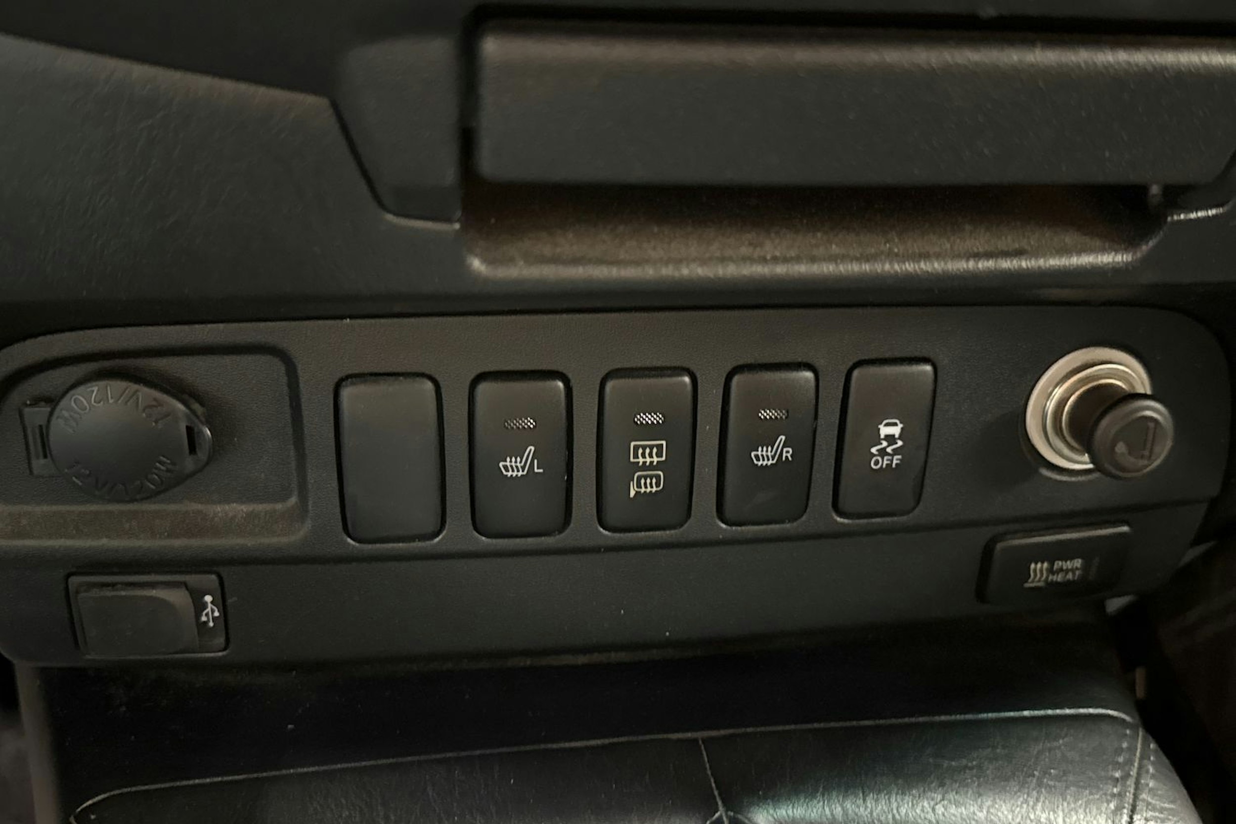 harmaa Toyota Hilux 2014 kuva 22.