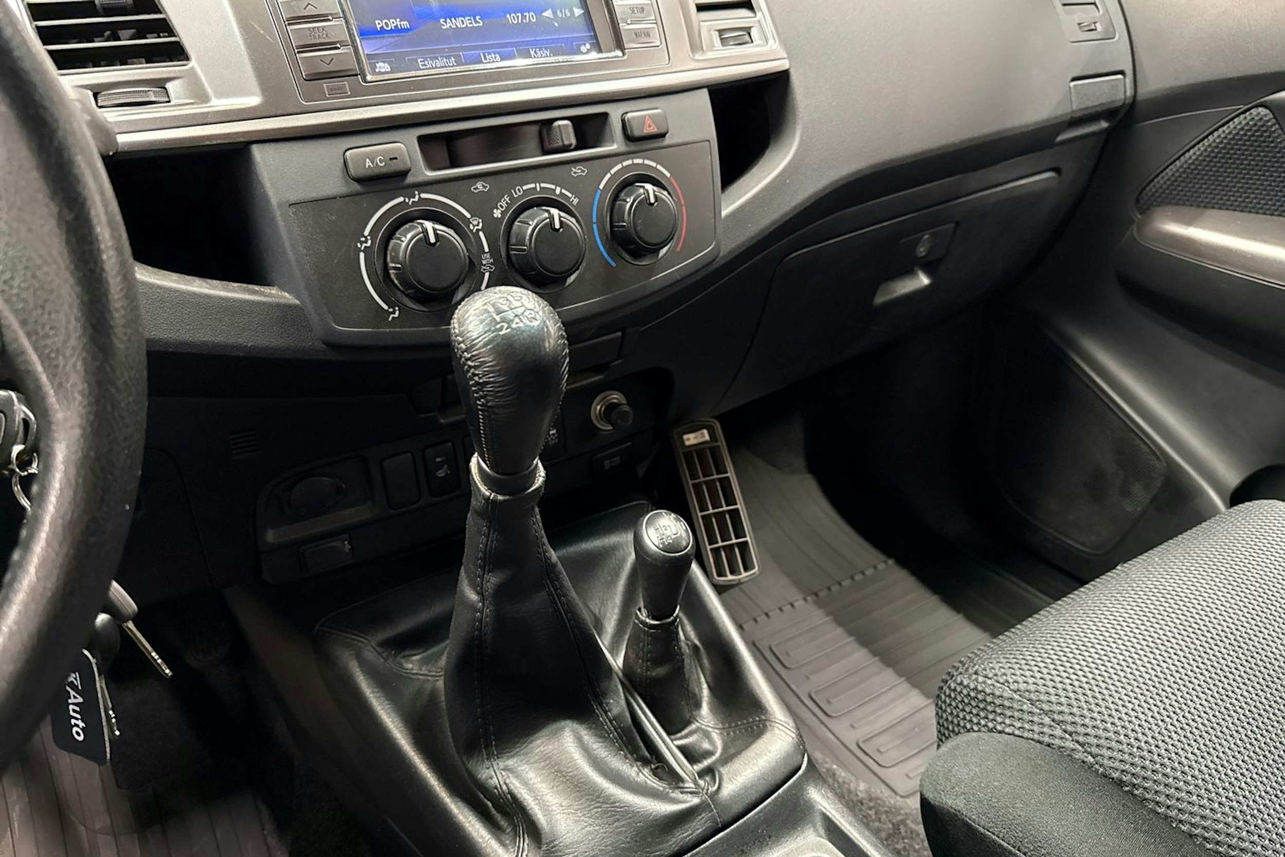 harmaa Toyota Hilux 2014 kuva 23.