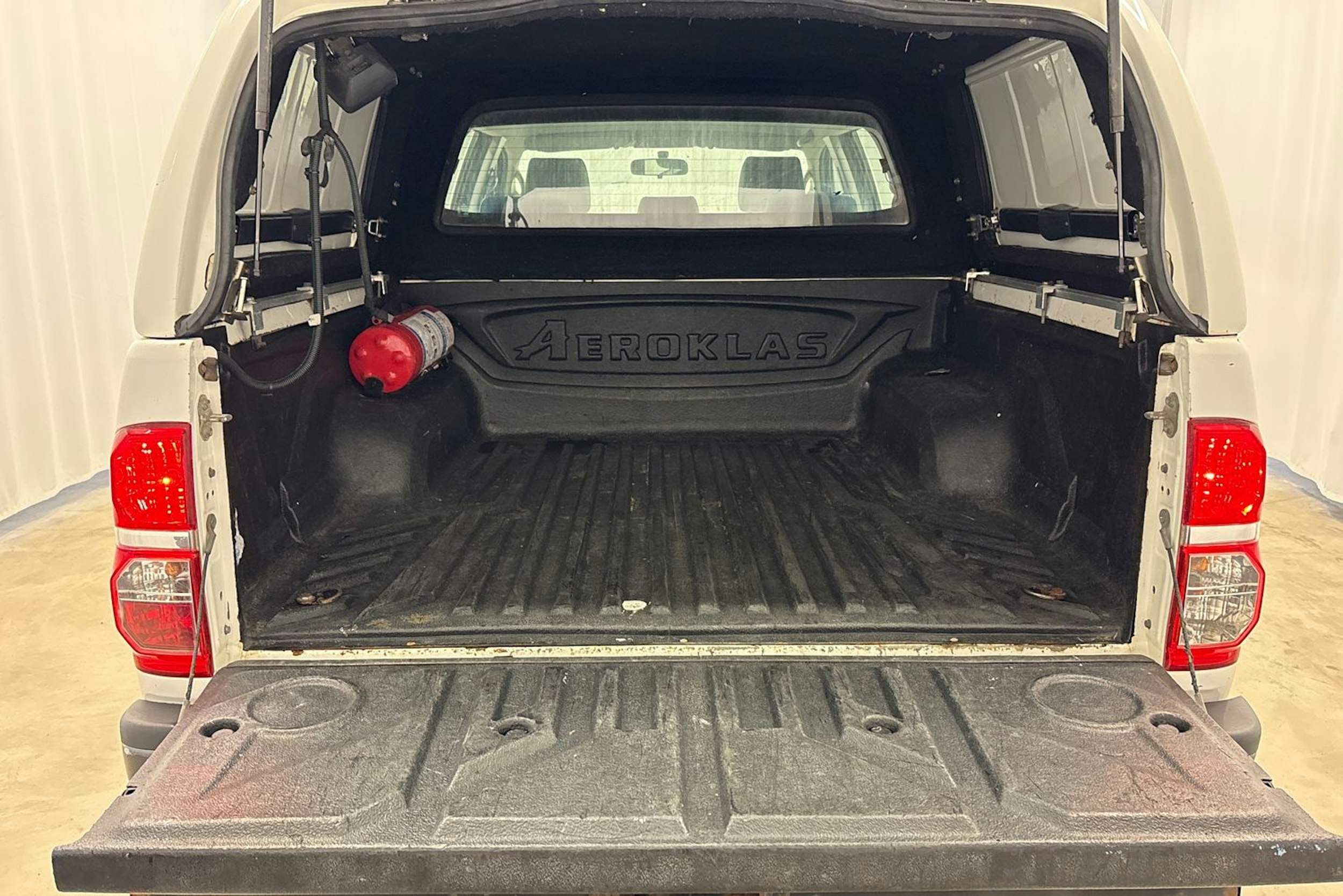 valkoinen Toyota Hilux 2014 kuva 12.