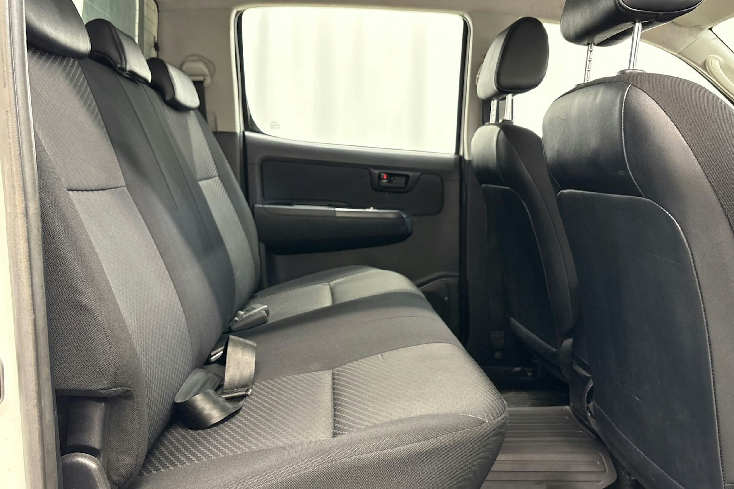 valkoinen Toyota Hilux 2014 kuva 14.