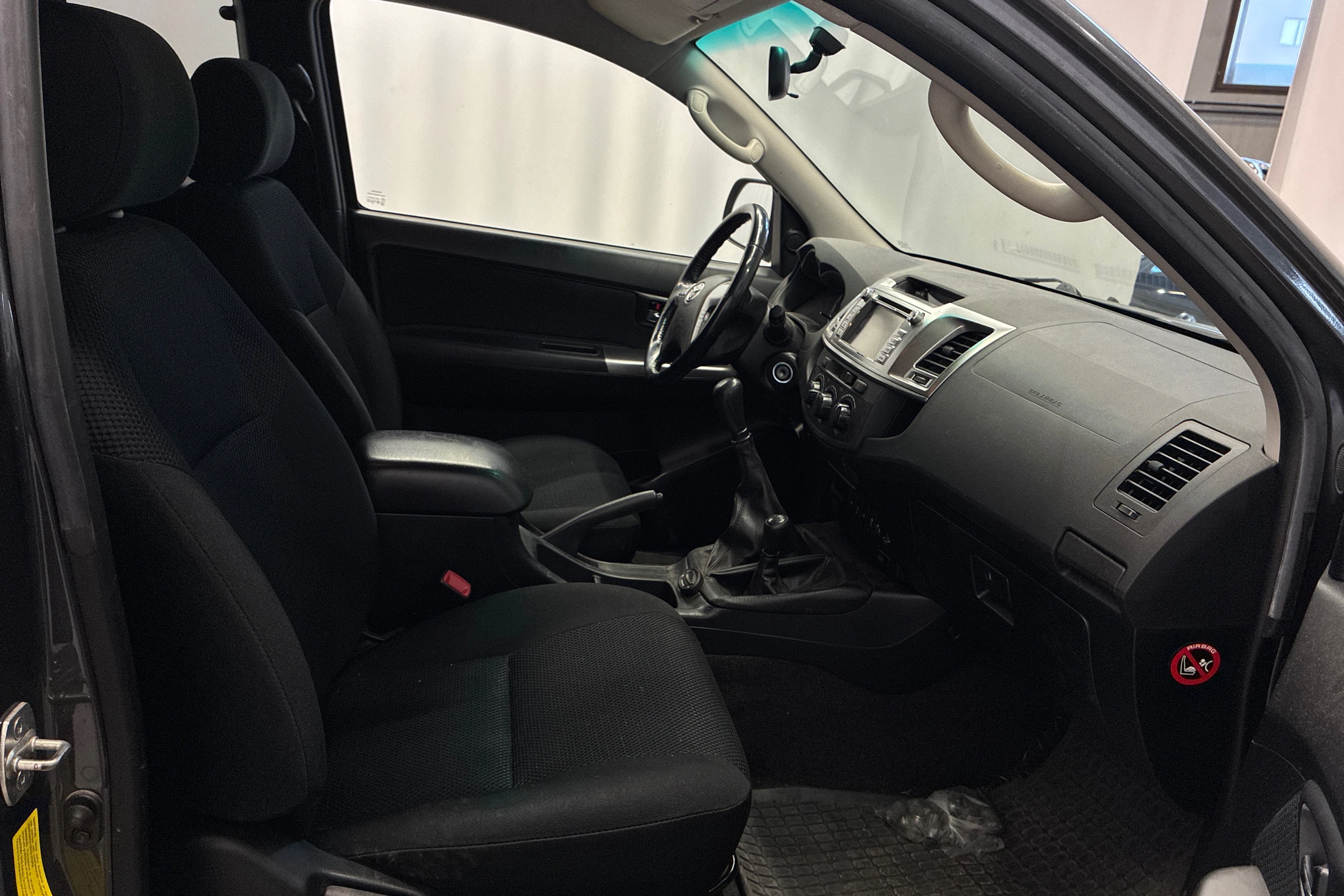 harmaa Toyota Hilux 2015 kuva 5.