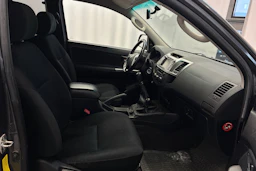 harmaa Toyota Hilux 2015 kuva 5.
