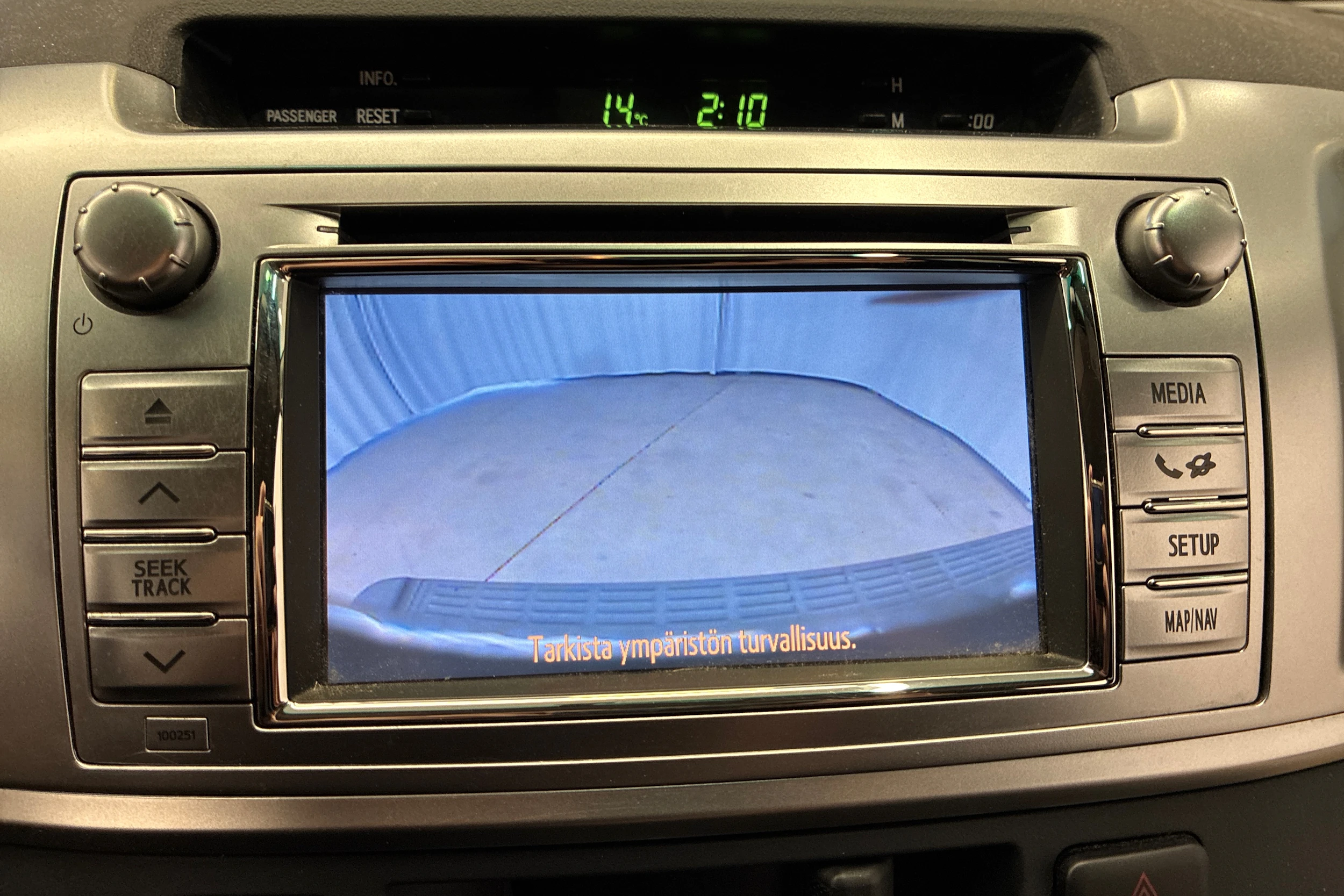 harmaa Toyota Hilux 2015 kuva 7.